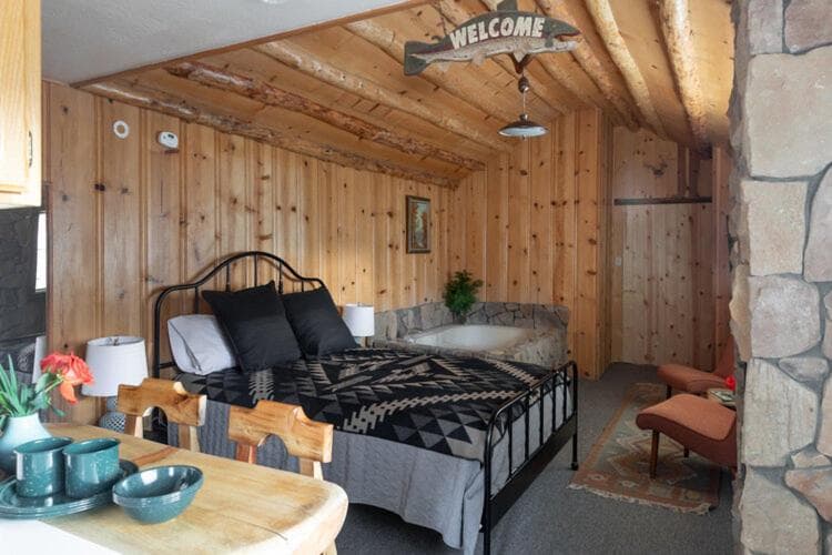Oak knoll studio with jacuzzi unit 15 #2412 property views in Big Bear Lake, CA — gallery photo 3