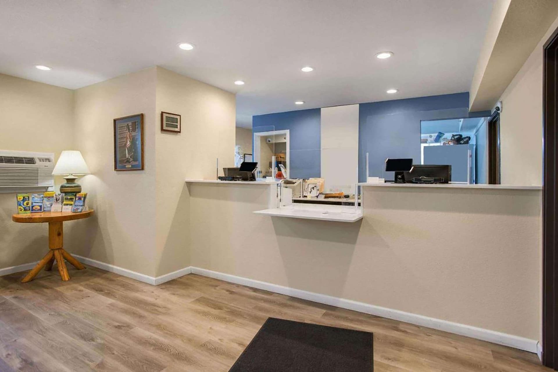 Days Inn by Wyndham Mackinaw City - Bridgeview Area interior in Mackinaw City, MI — gallery photo 2