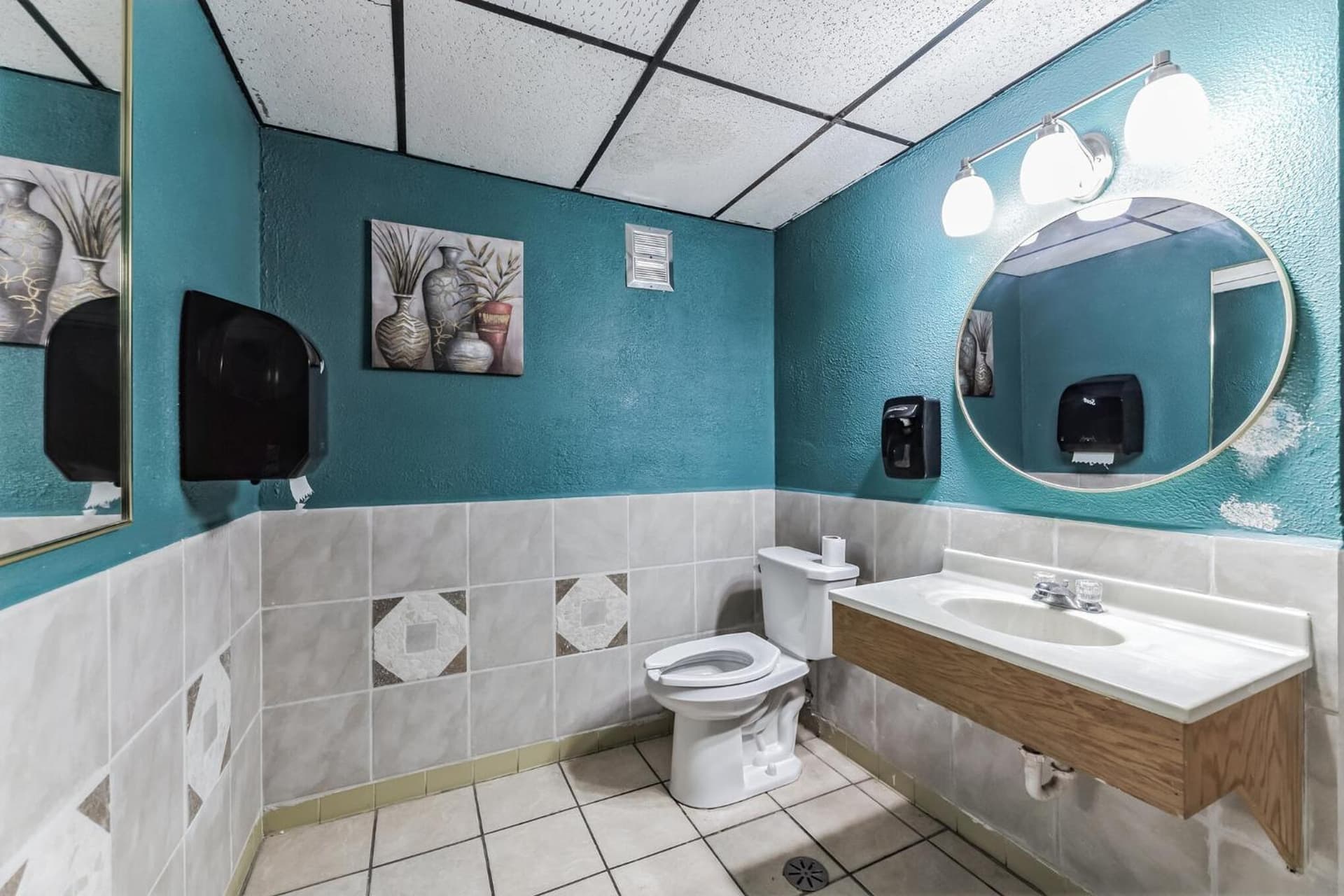 Relax Inn interior in Alexandria, MN — gallery photo 2