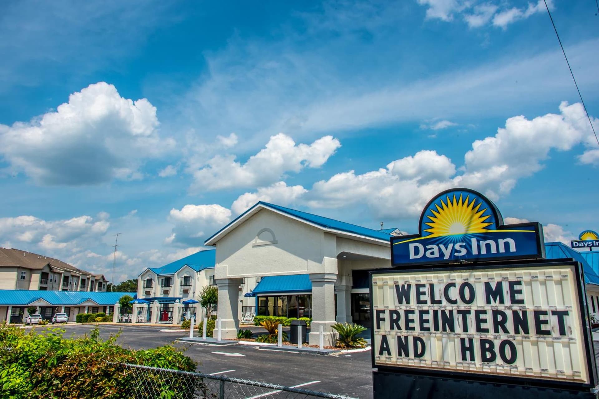 Days Inn by Wyndham Troy interior in Troy, AL — gallery photo 2