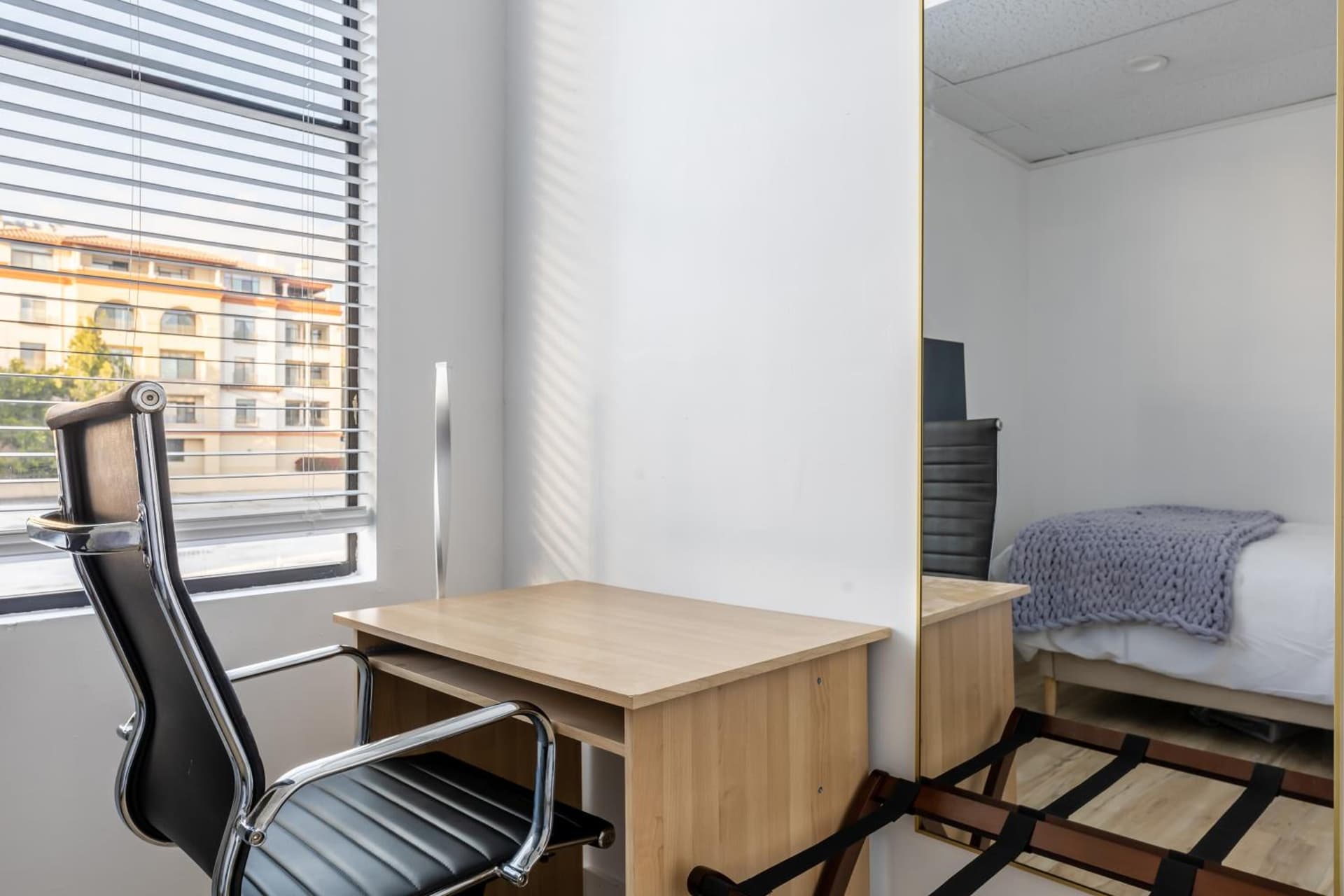 Free Parking Pasadena Room near Convention Center & Caltech property views in Pasadena, CA — gallery photo 3