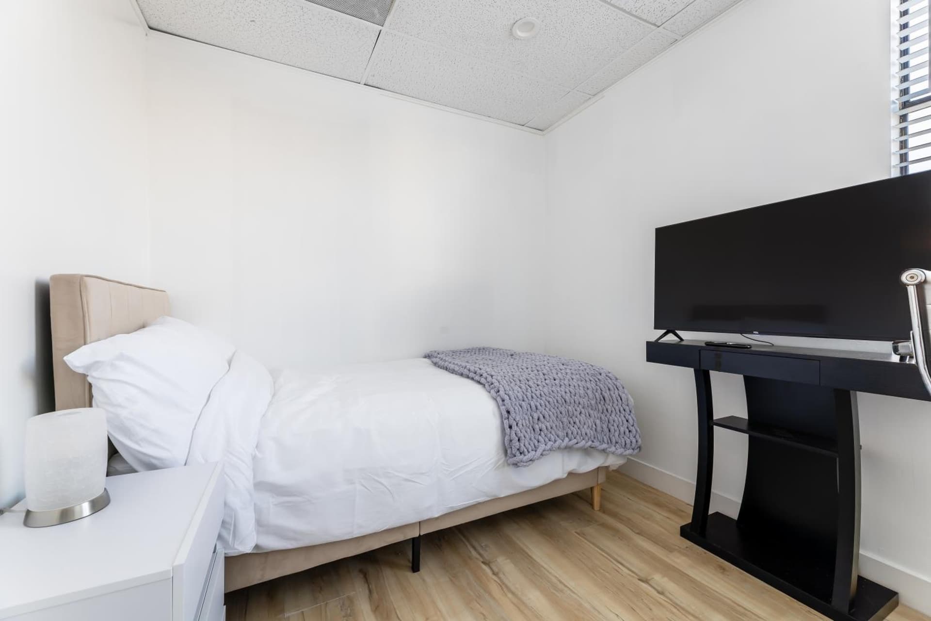 Free Parking Pasadena Room near Convention Center & Caltech interior in Pasadena, CA — gallery photo 2