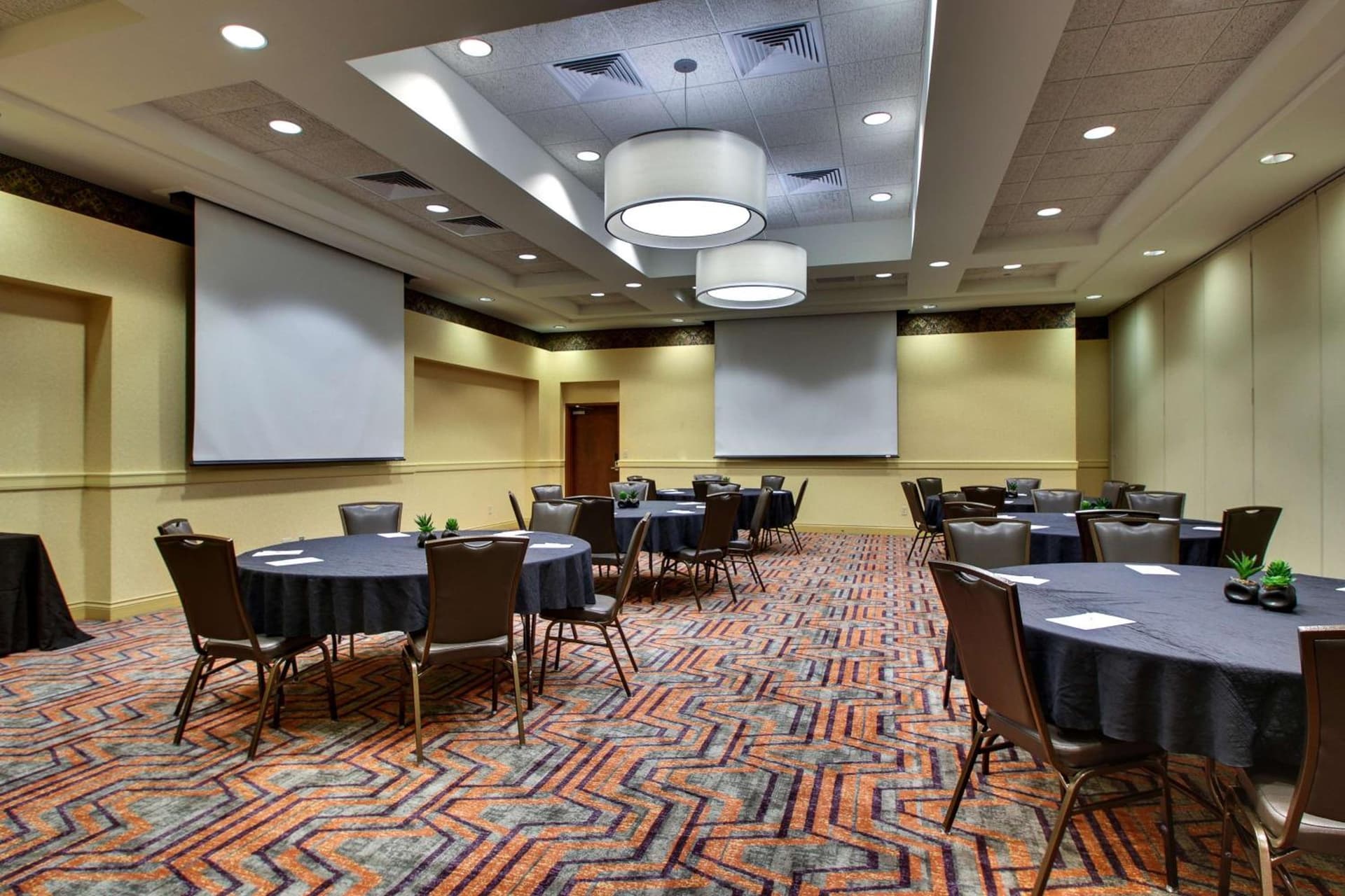 Drury Inn & Suites Charlotte Northlake gallery photo in Charlotte, NC — image 36