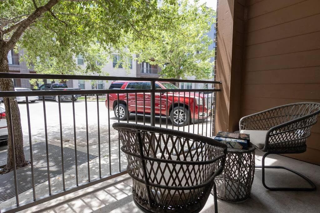 Luxury Downtown Houston Suite featured exterior or lobby in Houston, TX — similar hotel