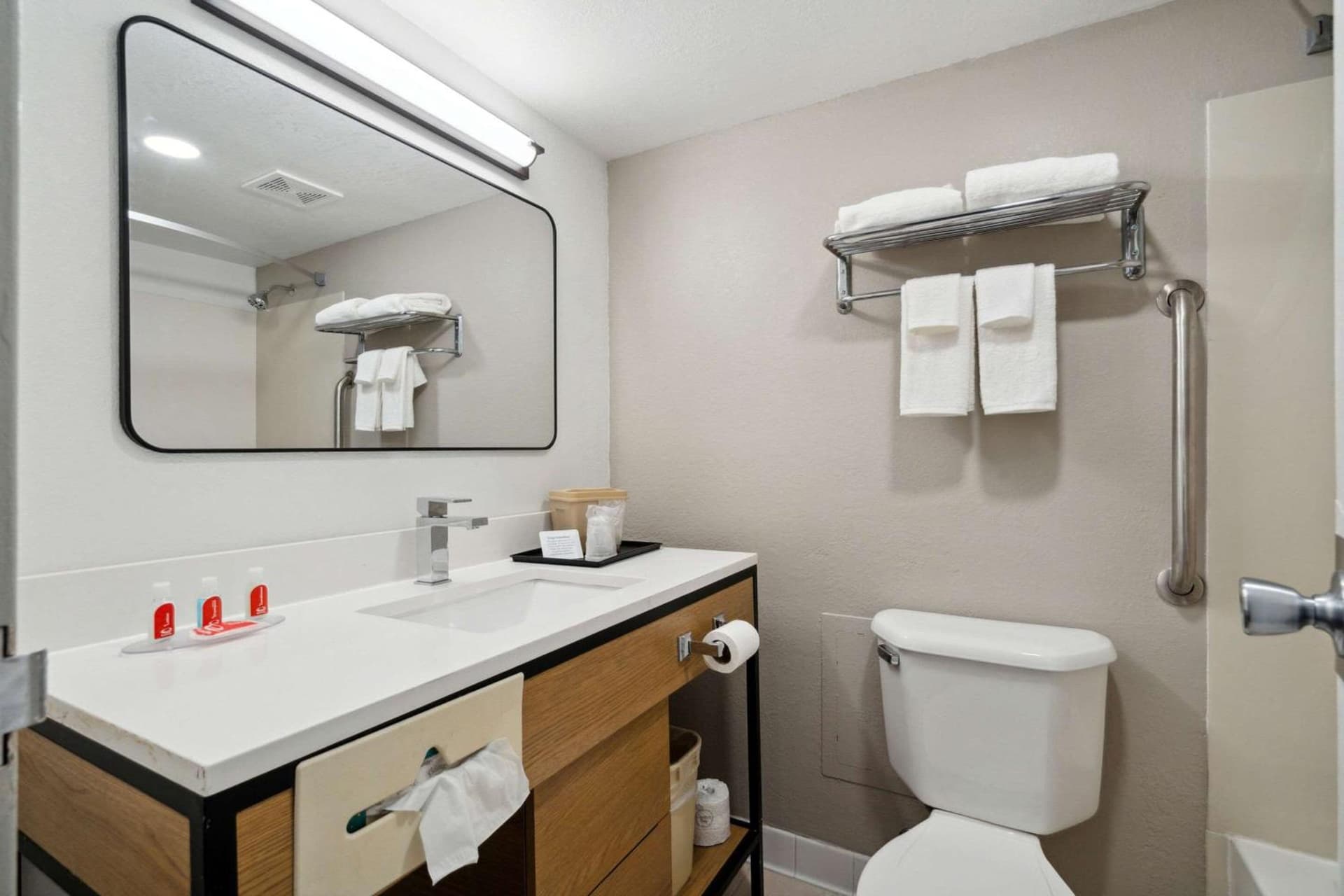 Econo Lodge Inn & Suites Waterloo Downtown gallery photo in Waterloo, IA — image 6