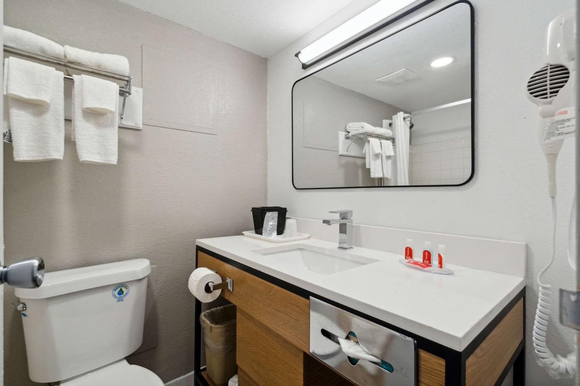 Econo Lodge Inn & Suites Waterloo Downtown gallery photo in Waterloo, IA — image 12