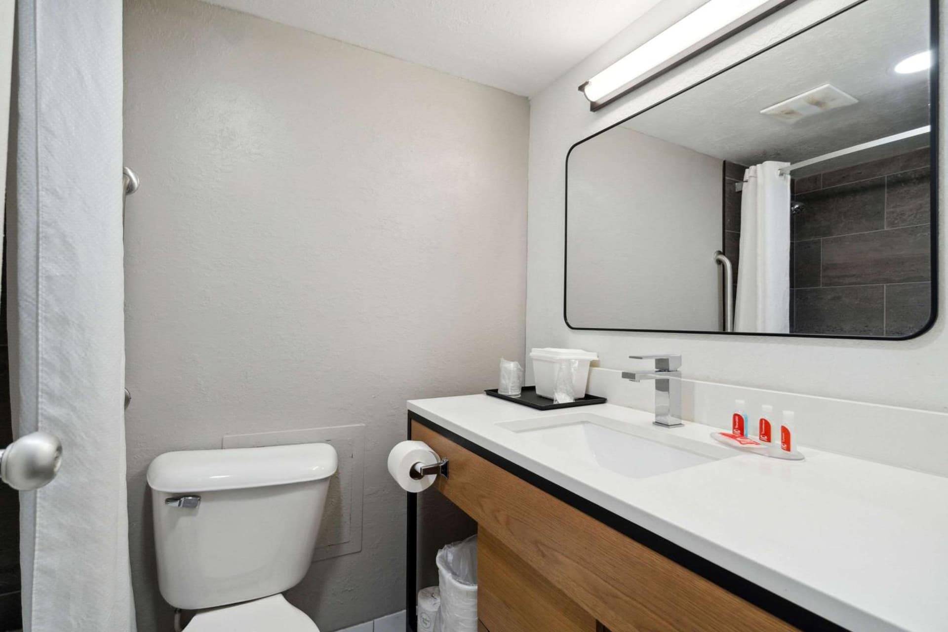 Econo Lodge Inn & Suites Waterloo Downtown gallery photo in Waterloo, IA — image 7