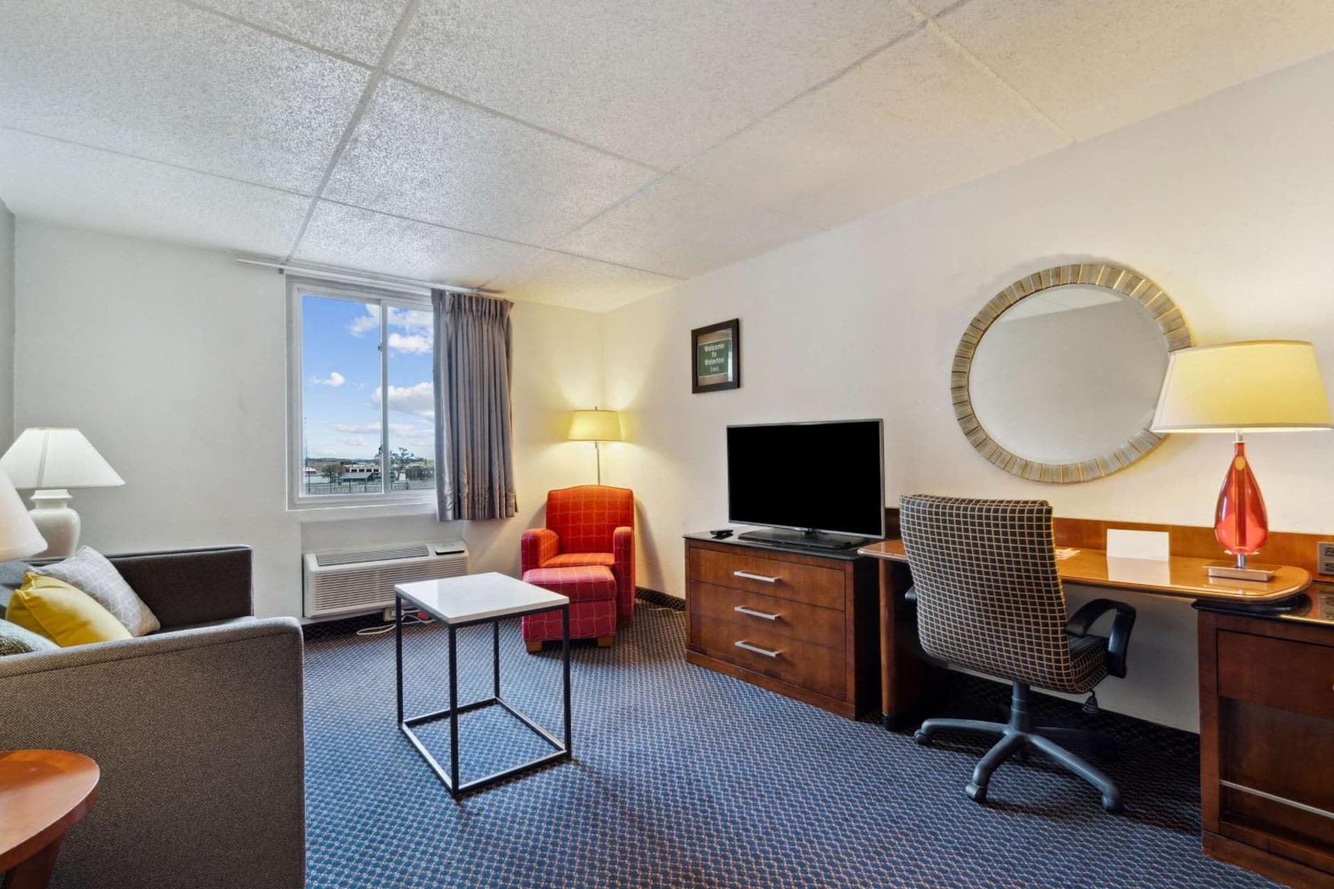 Econo Lodge Inn & Suites Waterloo Downtown gallery photo in Waterloo, IA — image 15
