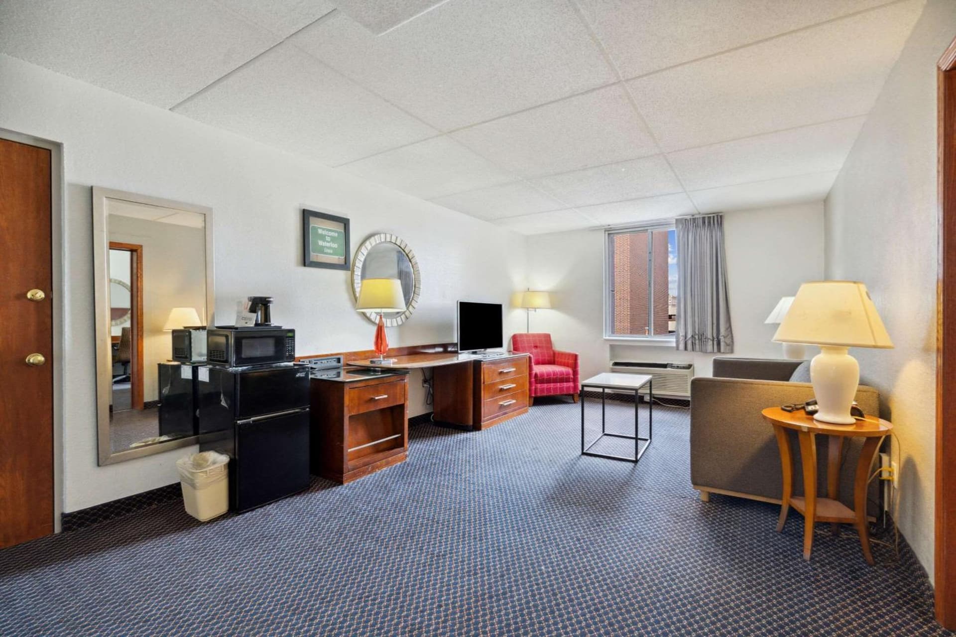 Econo Lodge Inn & Suites Waterloo Downtown interior in Waterloo, IA — gallery photo 2
