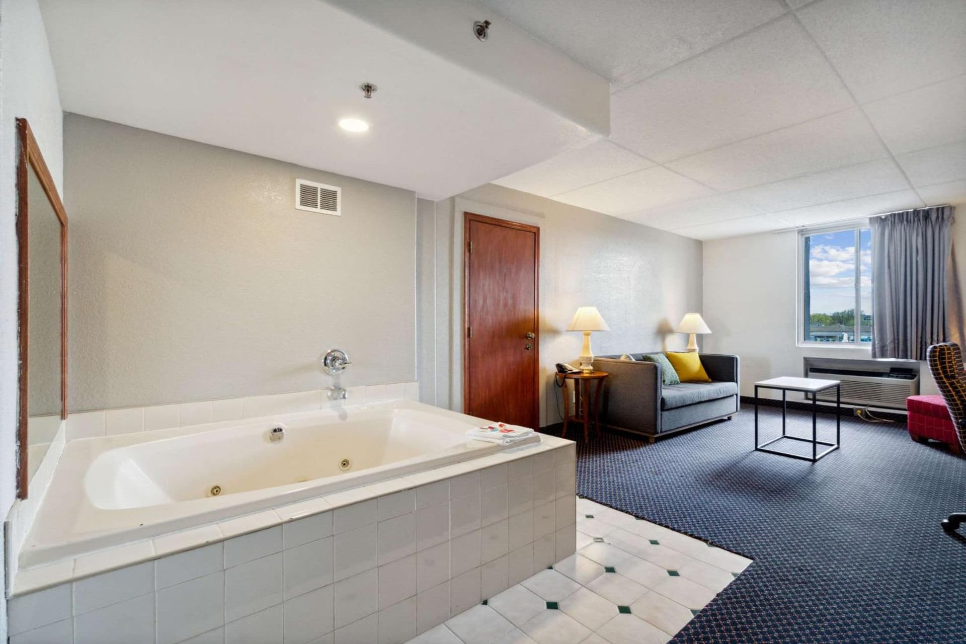 Econo Lodge Inn & Suites Waterloo Downtown gallery photo in Waterloo, IA — image 26