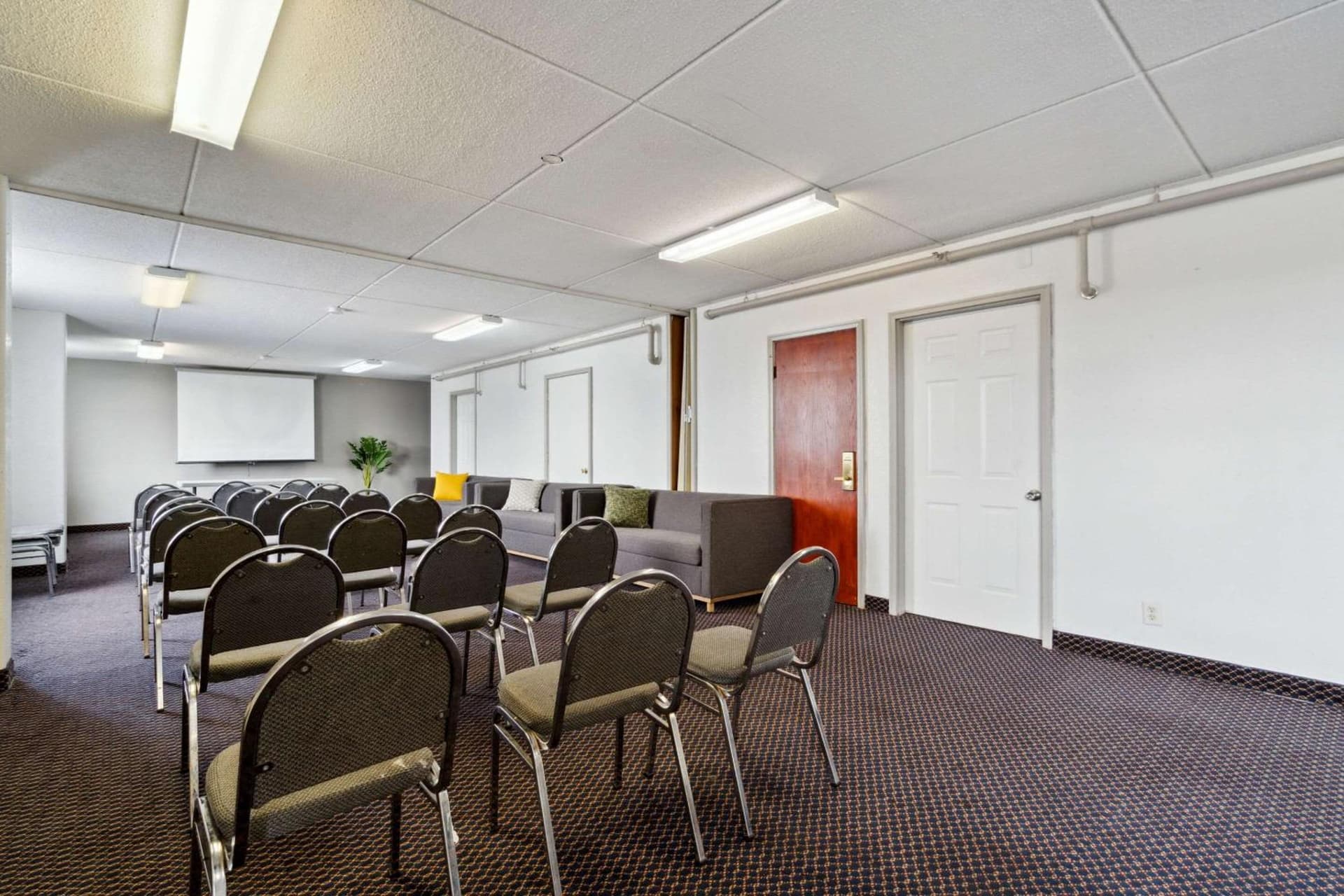 Econo Lodge Inn & Suites Waterloo Downtown gallery photo in Waterloo, IA — image 21