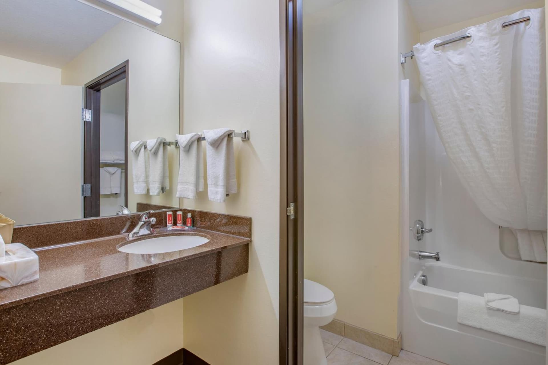 Econo Lodge Inn & Suites Des Moines Fairgrounds Area gallery photo in Des Moines, IA — image 38