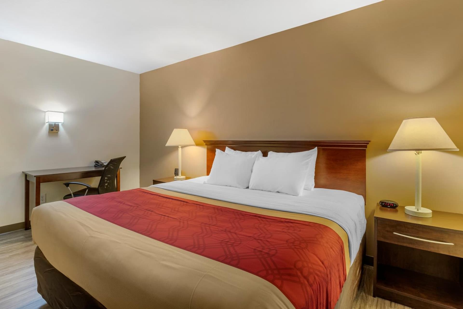 Econo Lodge Inn & Suites Des Moines Fairgrounds Area gallery photo in Des Moines, IA — image 21