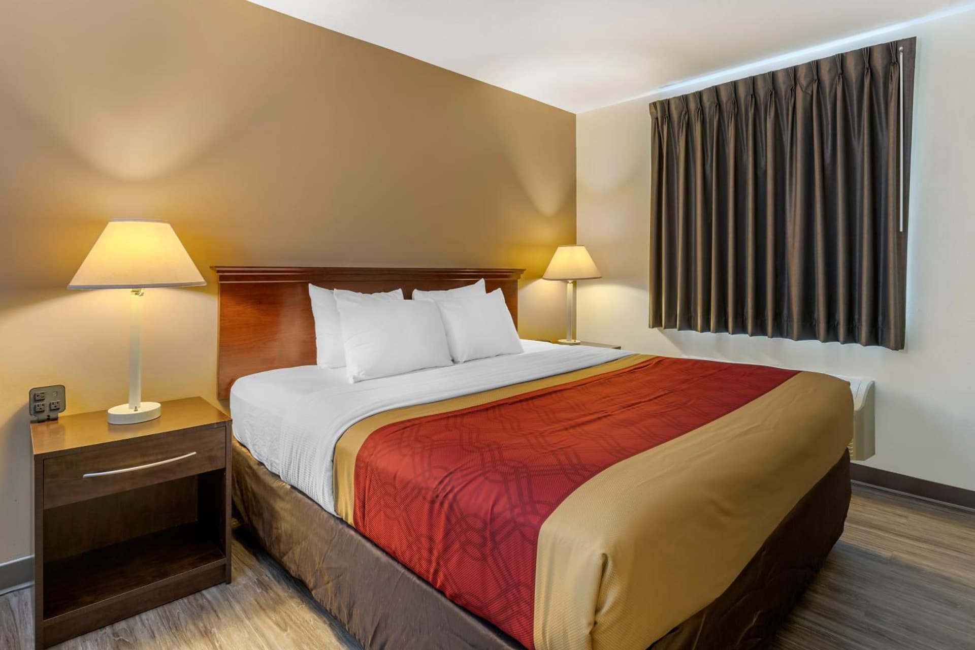 Econo Lodge Inn & Suites Des Moines Fairgrounds Area gallery photo in Des Moines, IA — image 28
