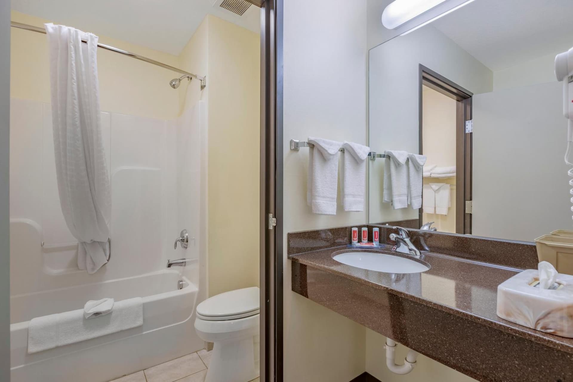 Econo Lodge Inn & Suites Des Moines Fairgrounds Area gallery photo in Des Moines, IA — image 10