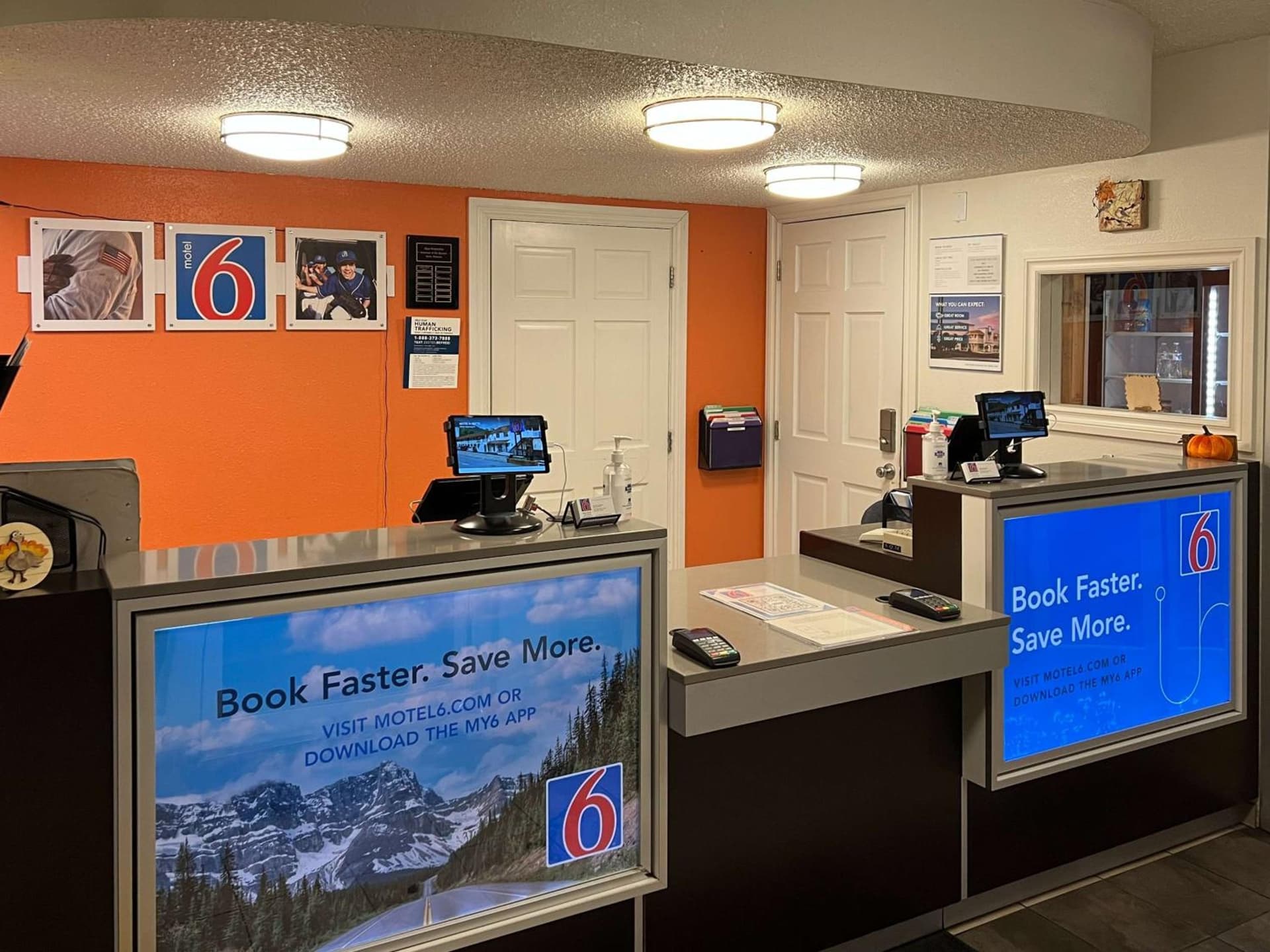 Motel 6-Butte, MT - Historic City Center interior in Butte, MT — gallery photo 2