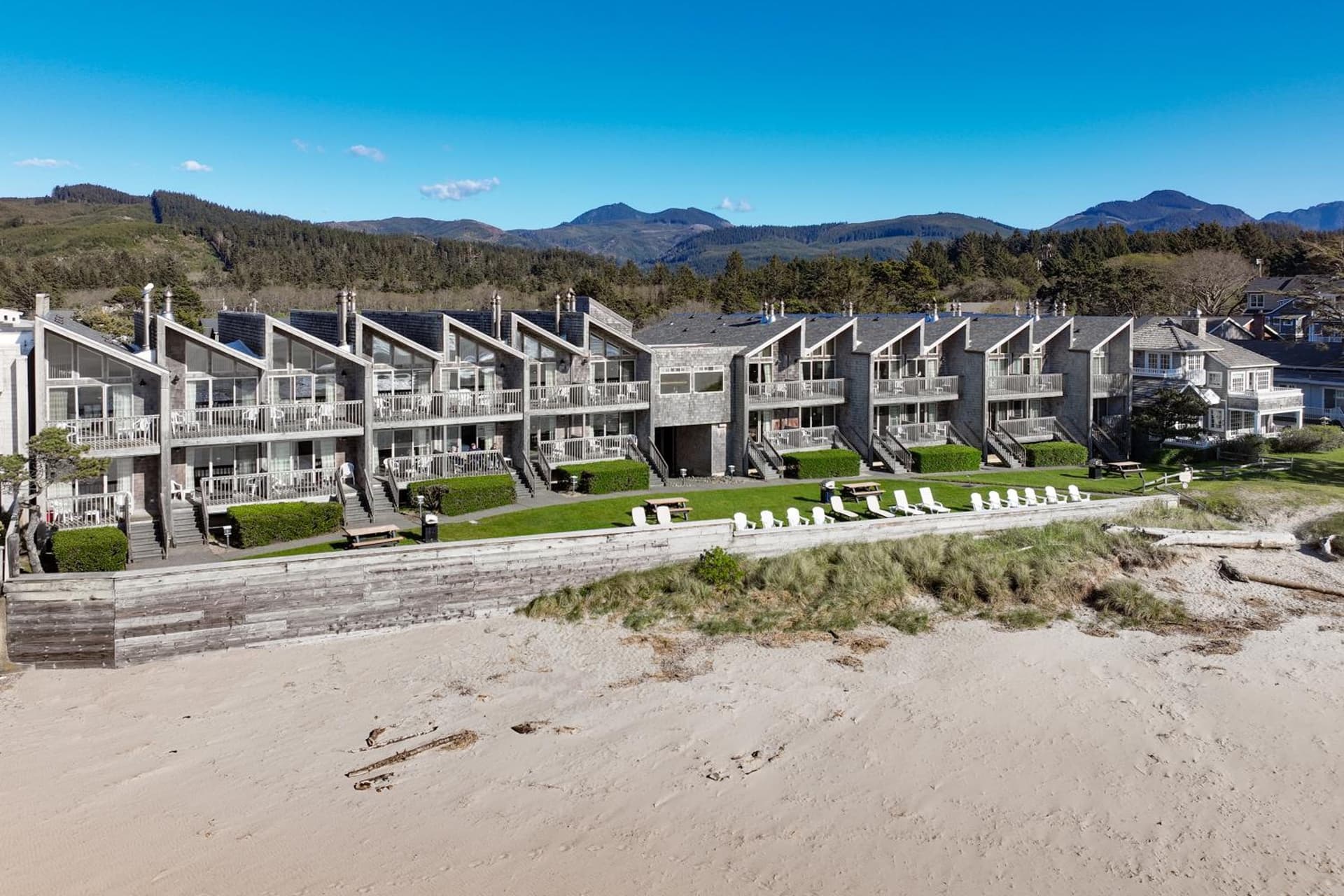 Schooner's Cove Inn featured exterior or lobby in Cannon Beach, OR — similar hotel