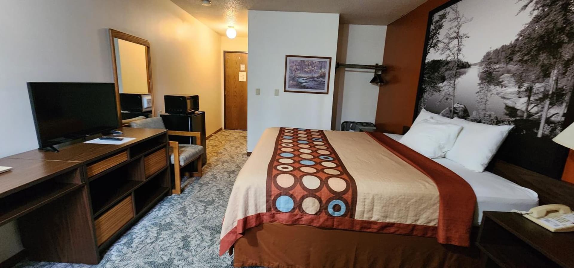 Iron Mountain Inn & Suites MI US 2 interior in Iron Mountain, MI — gallery photo 2