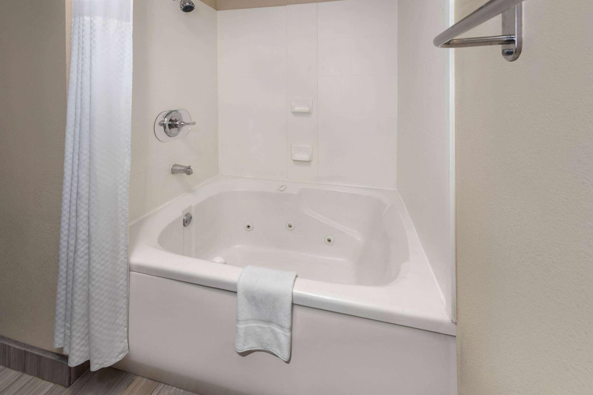 Super 8 by Wyndham Copley Akron property views in Copley, OH — gallery photo 3
