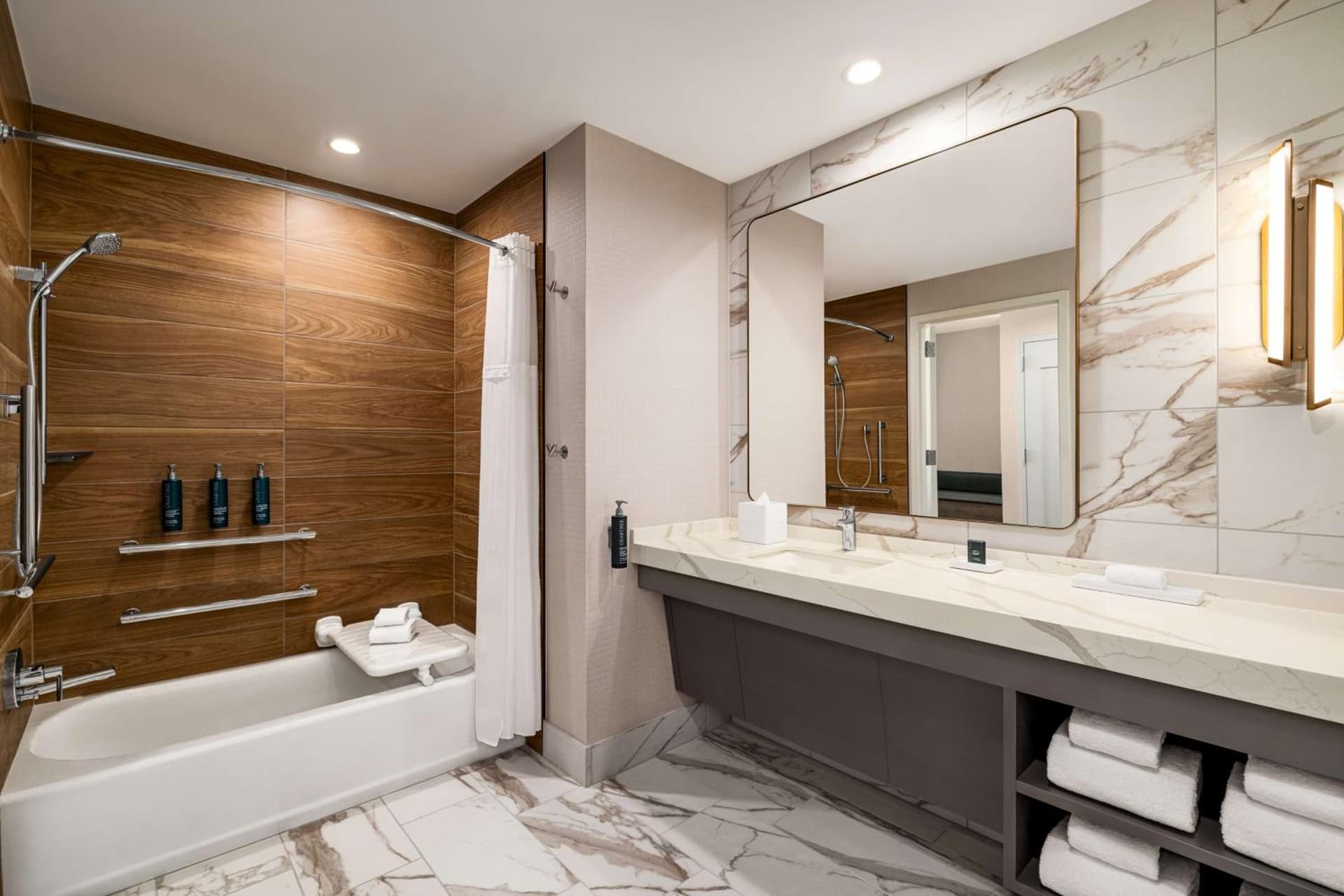 Hilton BNA Nashville Airport Terminal gallery photo in Nashville, TN — image 7