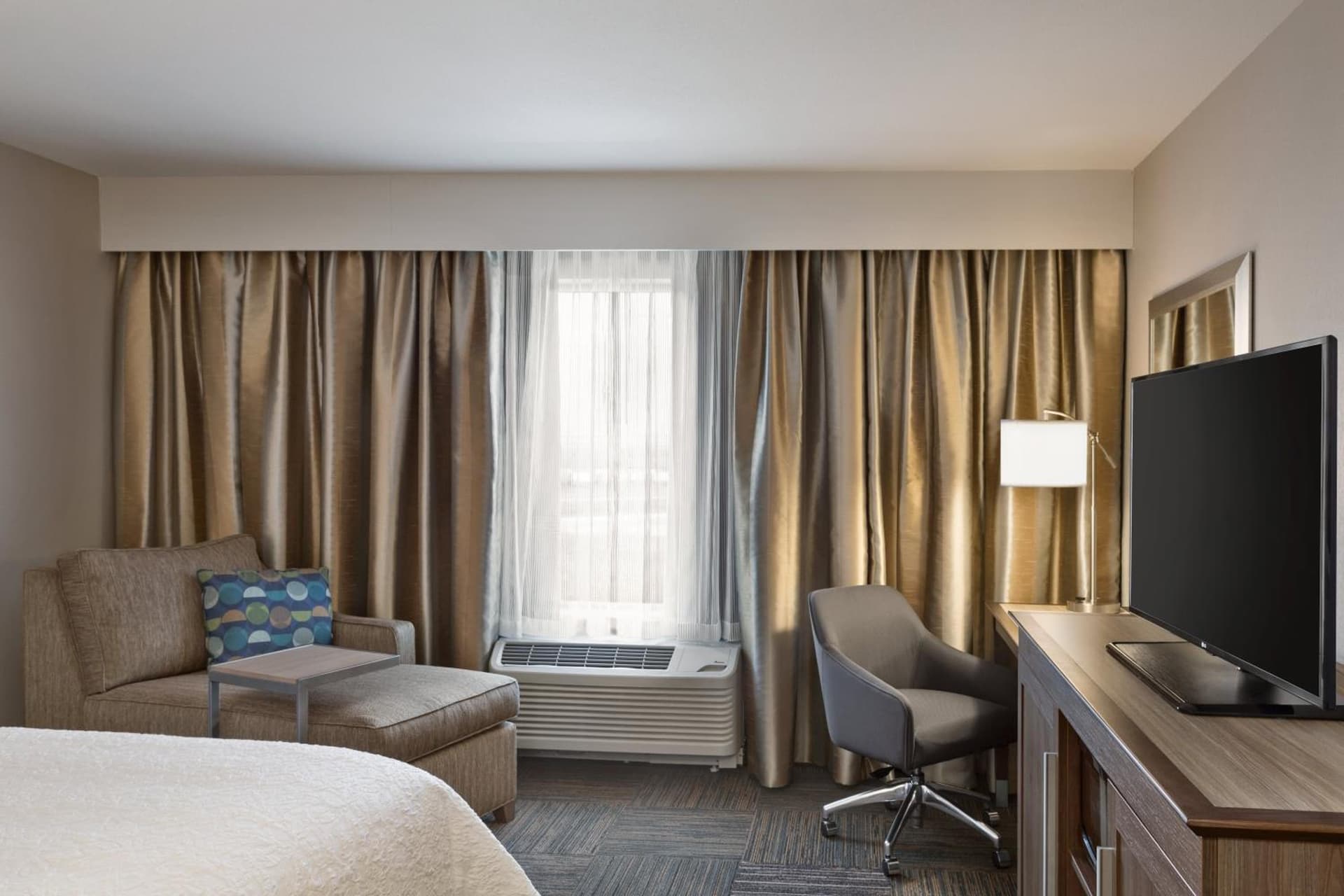Hampton Inn & Suites Minooka interior in Channahon, IL — gallery photo 2