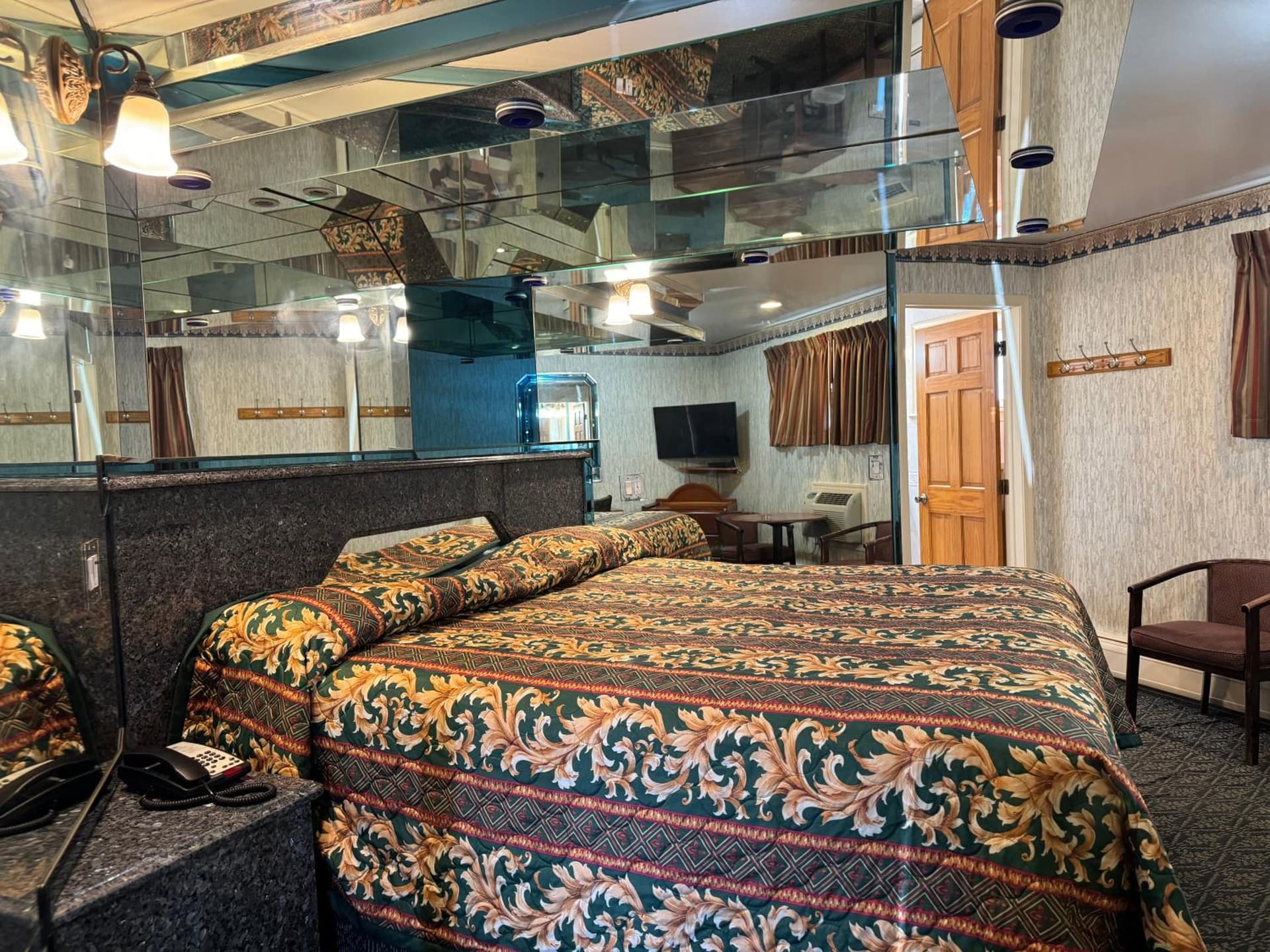 Royal Motel interior in Secaucus, NJ — gallery photo 2