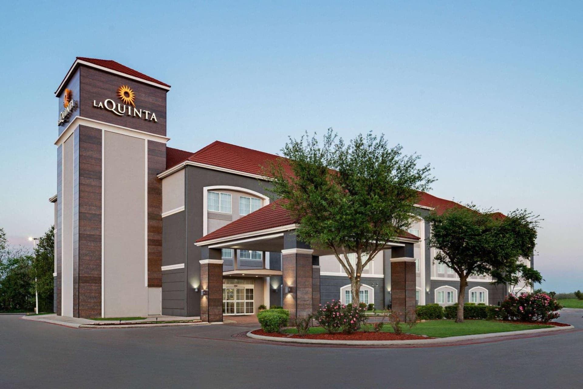 La Quinta by Wyndham Stephenville interior in Stephenville, TX — gallery photo 2