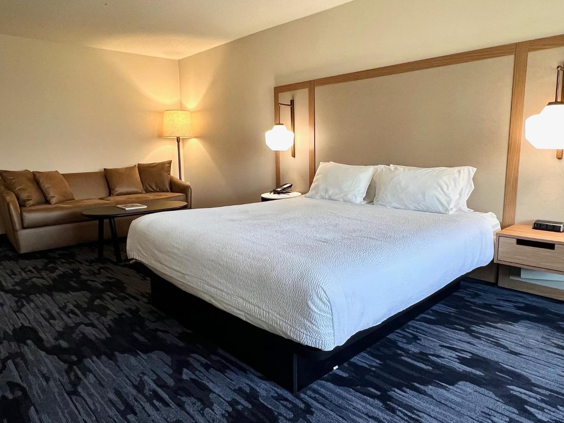 Fairfield Inn & Suites Detroit Farmington Hills interior in Farmington Hills, MI — gallery photo 2