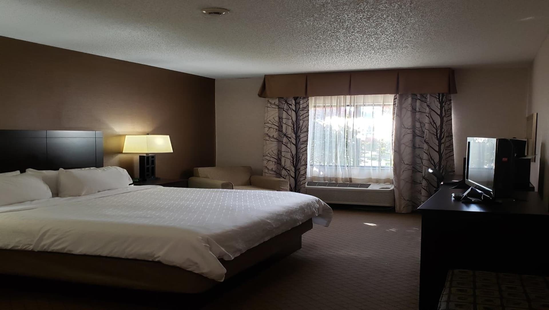 Holiday Inn Express Grove City - Premium Outlet Mall by IHG property views in Grove City, PA — gallery photo 3