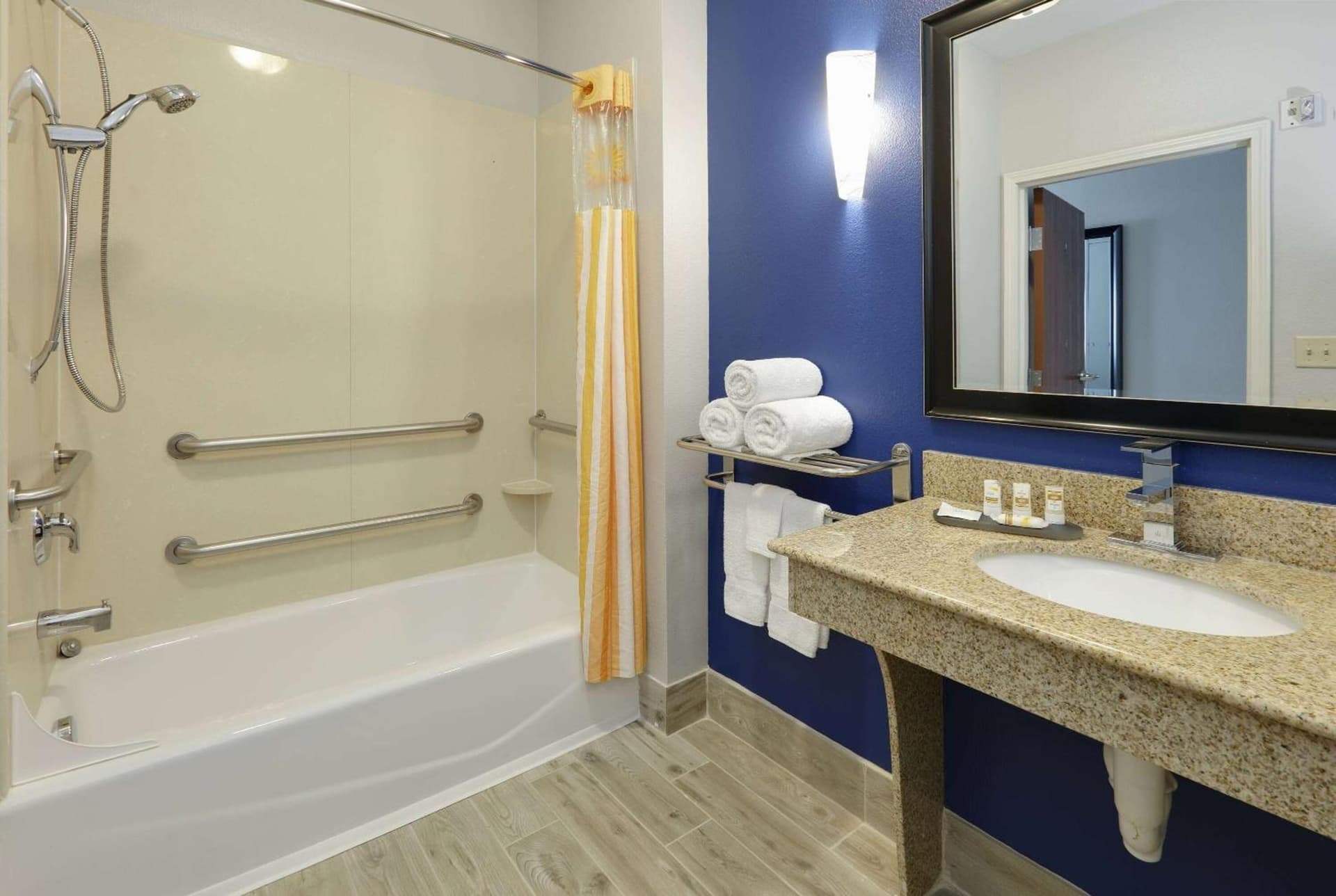La Quinta by Wyndham Denton - University Drive gallery photo in Denton, TX — image 6