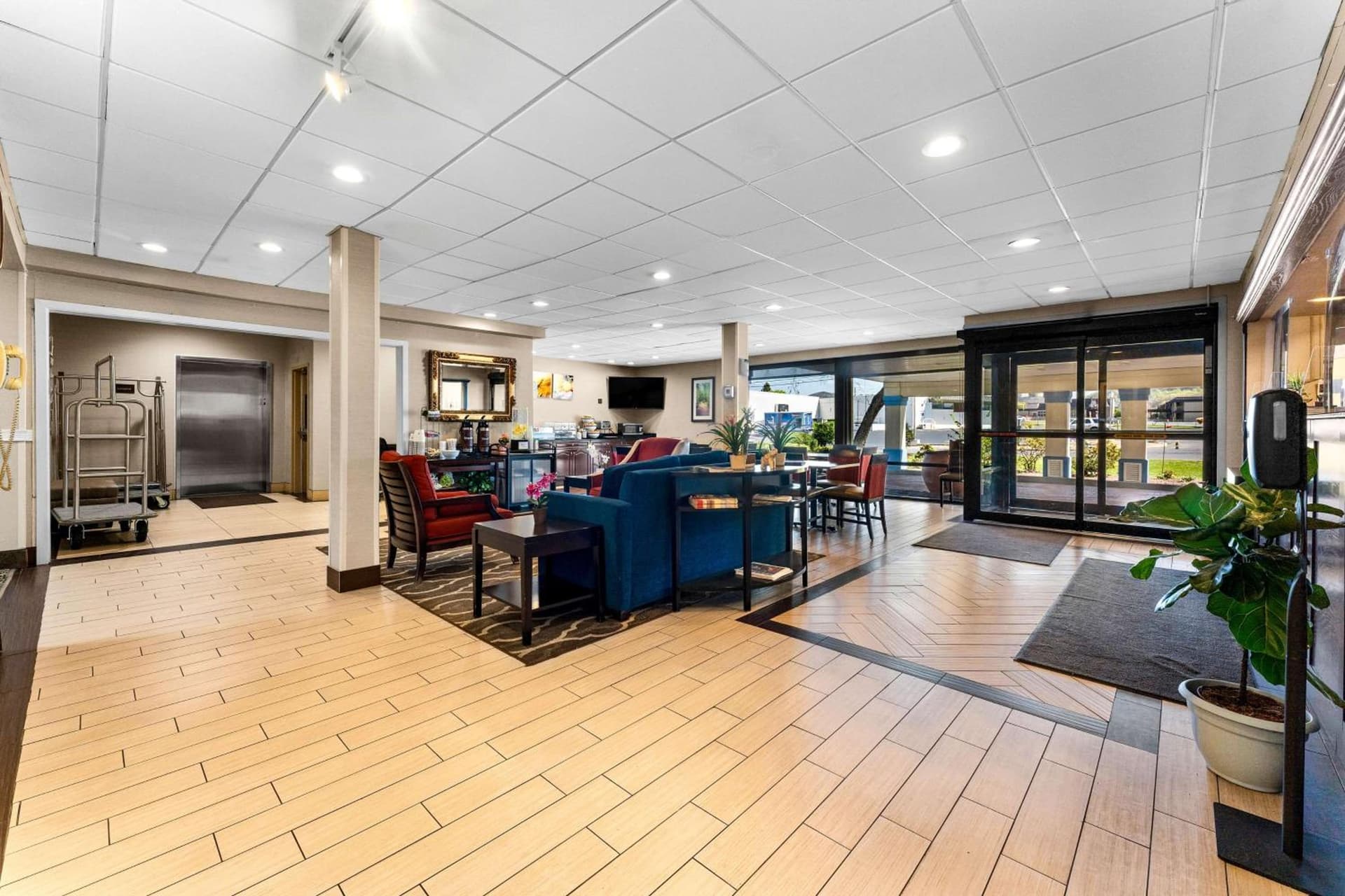 SureStay Plus by Best Western Reading North interior in Reading, PA — gallery photo 2