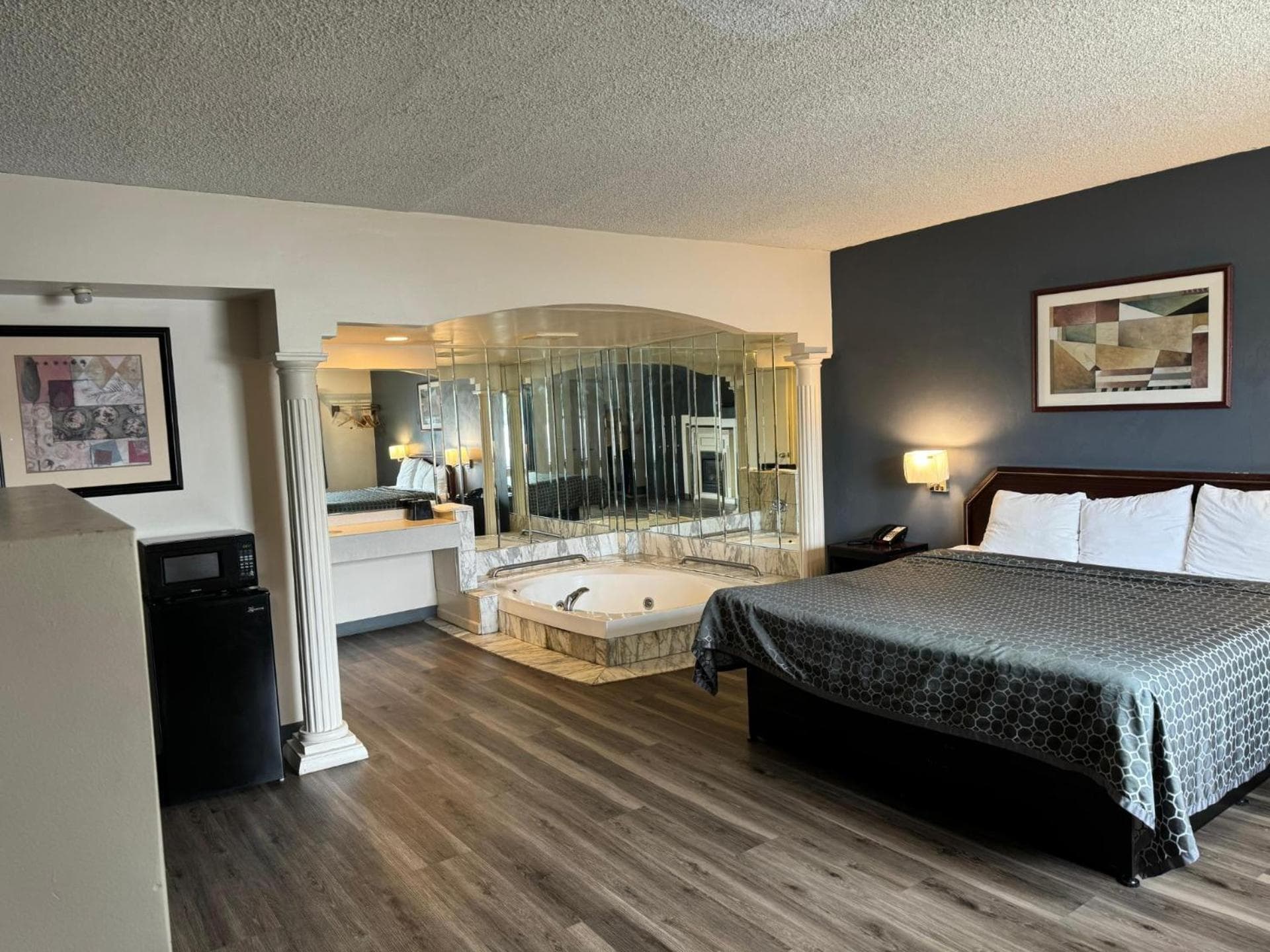 Express Inn-Rahway interior in Rahway, NJ — gallery photo 2
