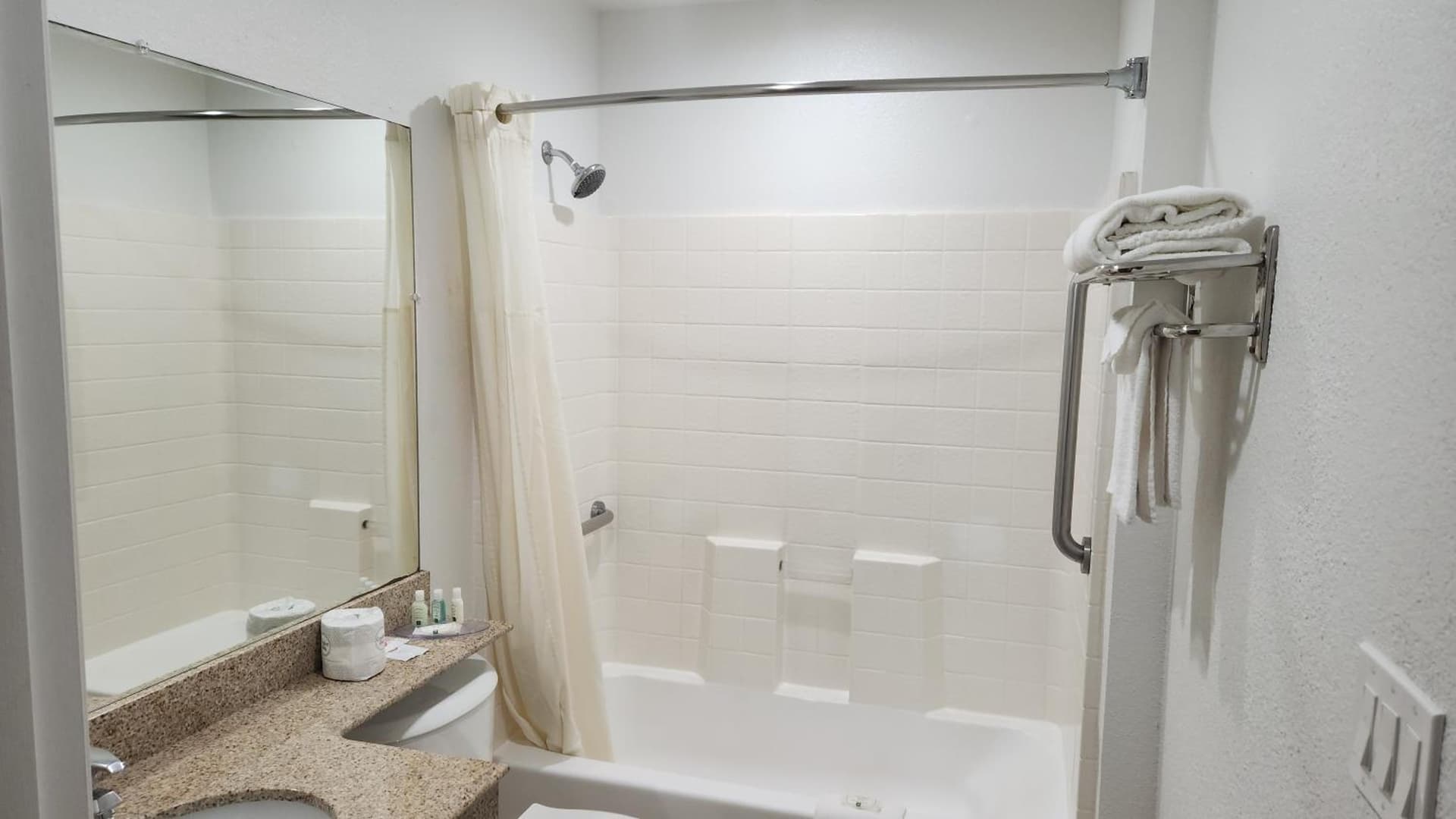 Econo Lodge Inn & Suites Santa Rosa South property views in Santa Rosa, CA — gallery photo 3