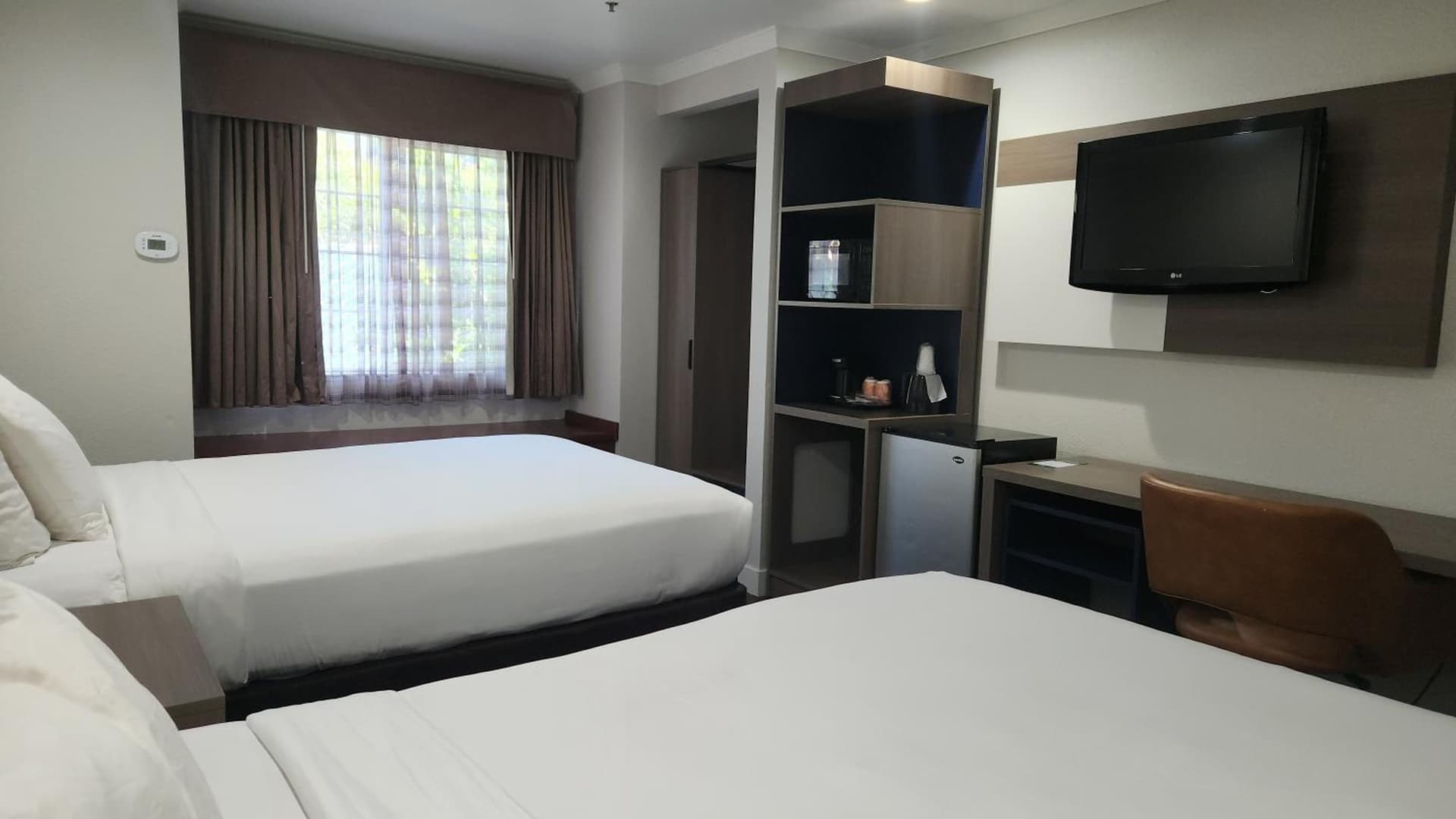 Econo Lodge Inn & Suites Santa Rosa South interior in Santa Rosa, CA — gallery photo 2