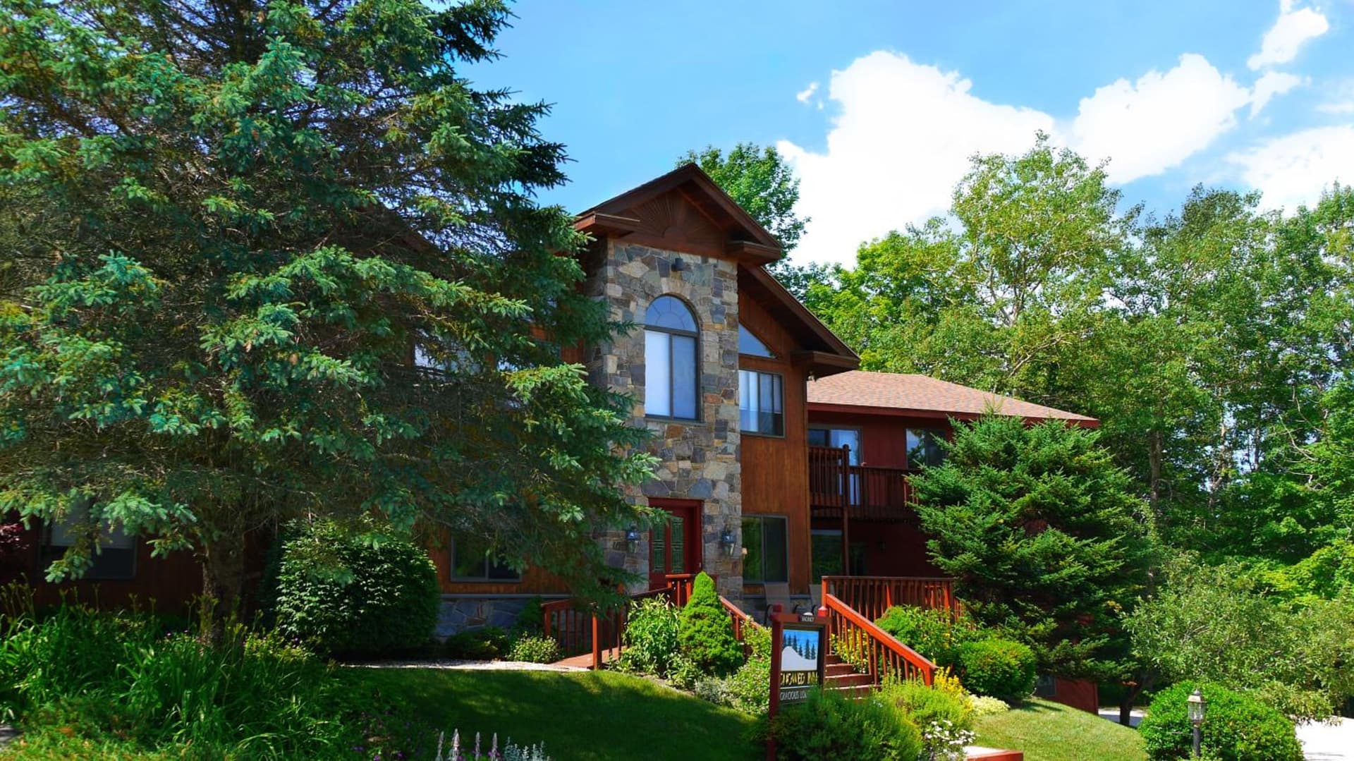 The Snowed Inn featured exterior or lobby in Killington, VT — similar hotel