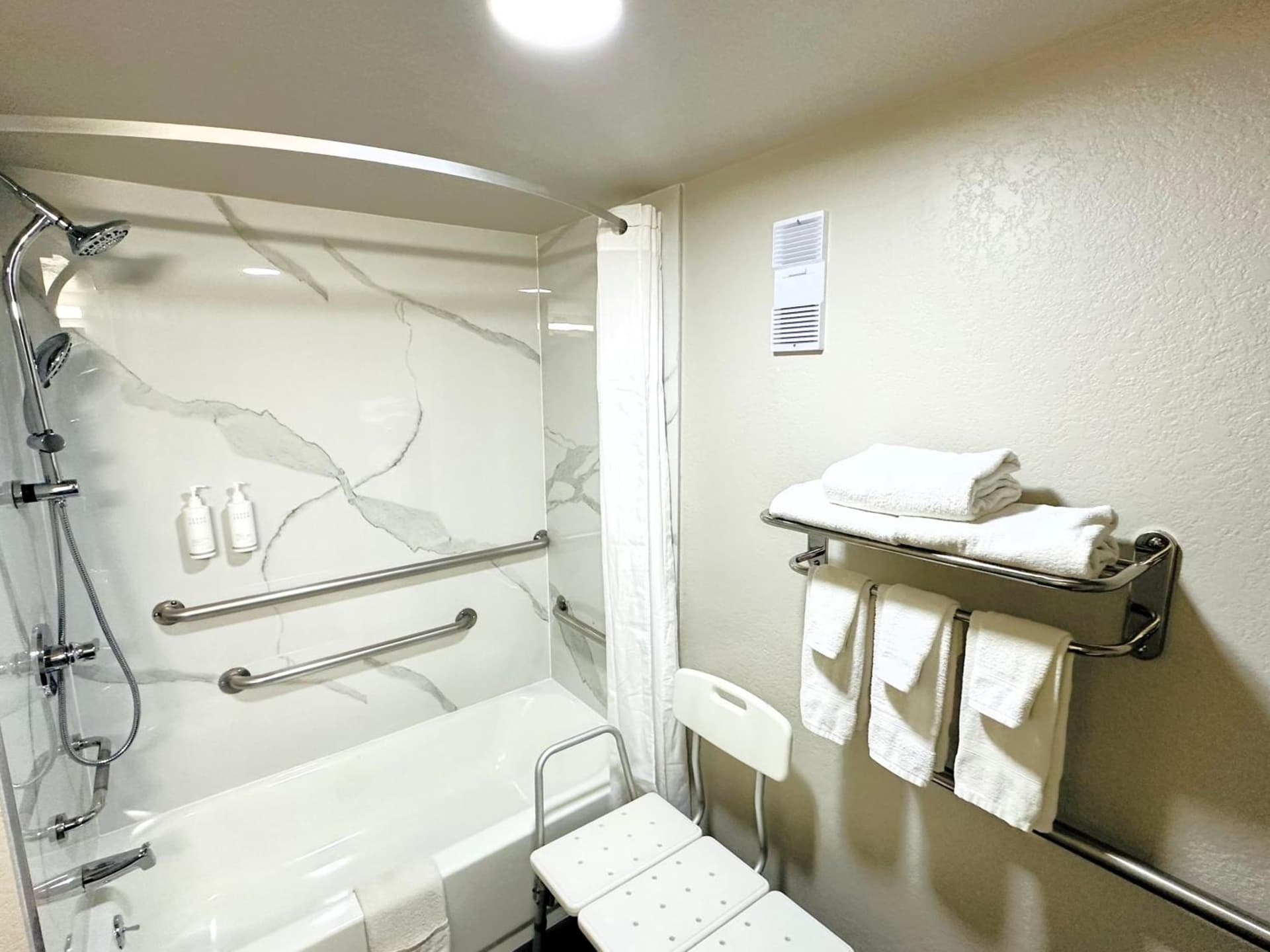 Days Inn by Wyndham Holland gallery photo in Holland, MI — image 9