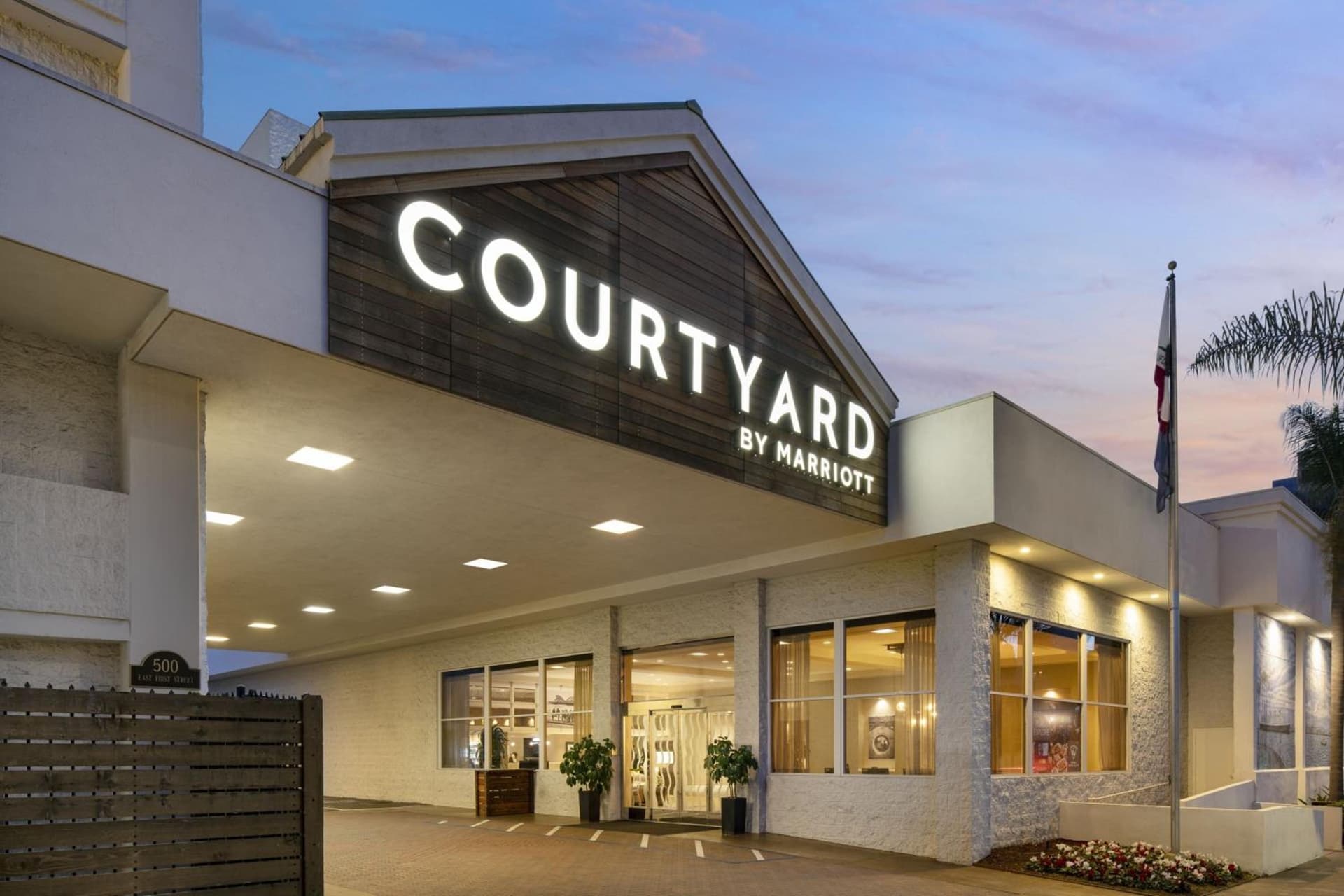 Courtyard by Marriott Long Beach Downtown interior in Long Beach, CA — gallery photo 2