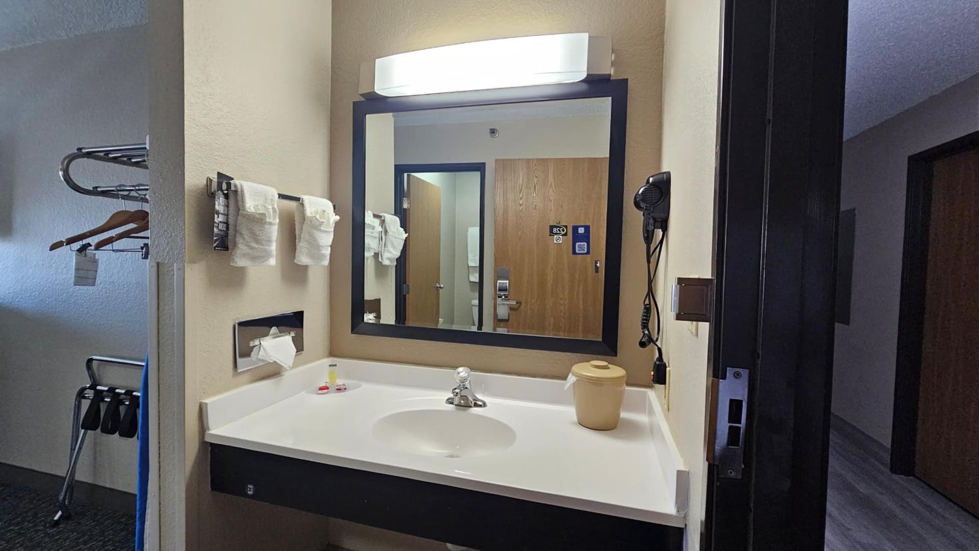 Super 8 by Wyndham Elgin gallery photo in Elgin, IL — image 23