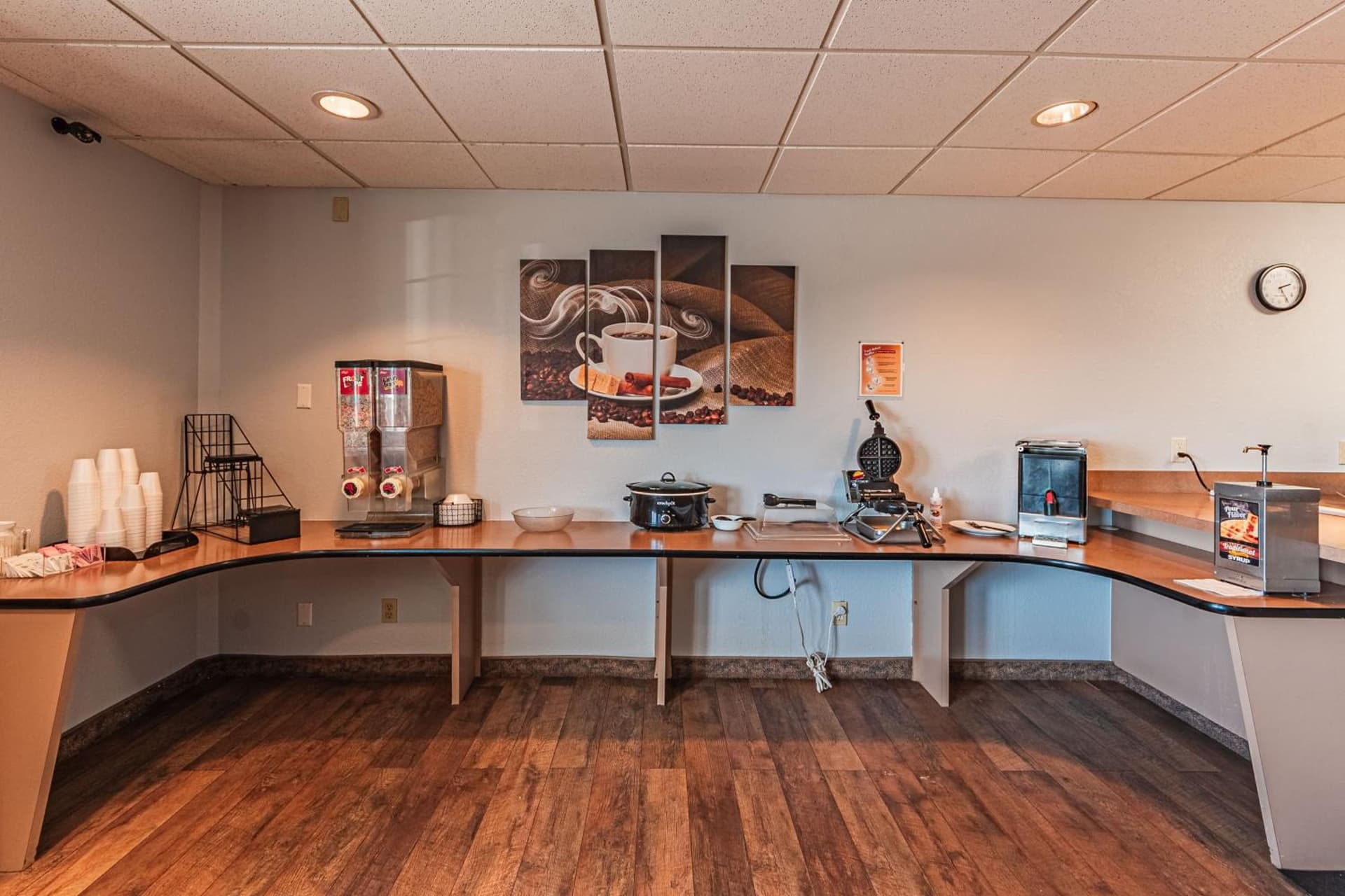 Travelodge by Wyndham Colorado Springs Airport - Peterson SFB gallery photo in Colorado Springs, CO — image 4