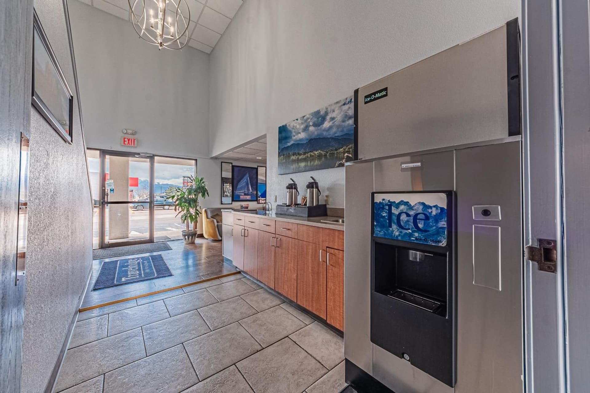 Travelodge by Wyndham Colorado Springs Airport - Peterson SFB gallery photo in Colorado Springs, CO — image 9