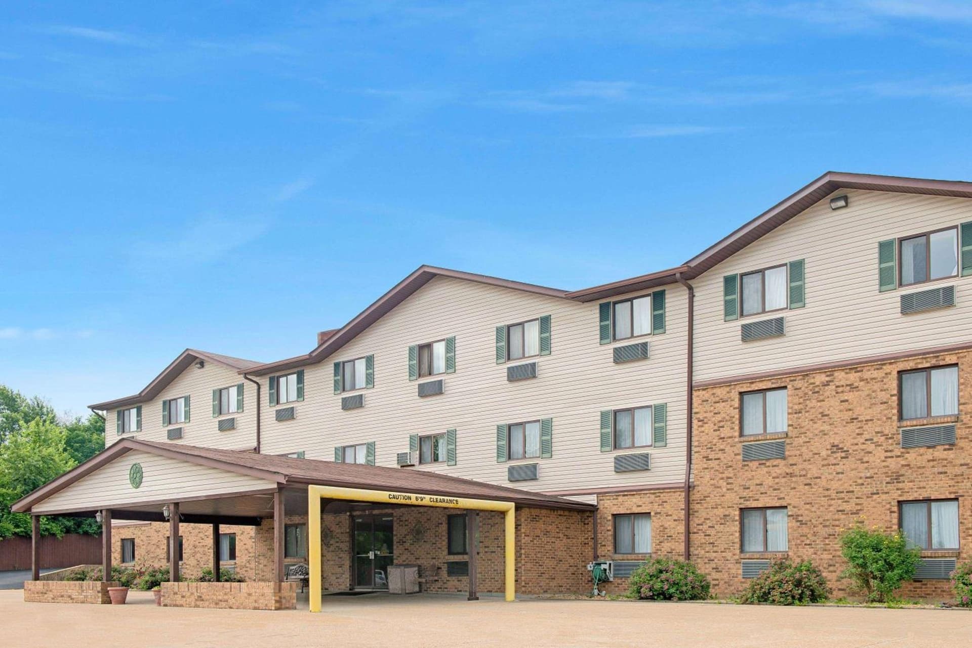 Super 8 by Wyndham St. Clair MO featured exterior or lobby in Saint Clair, MO — similar hotel