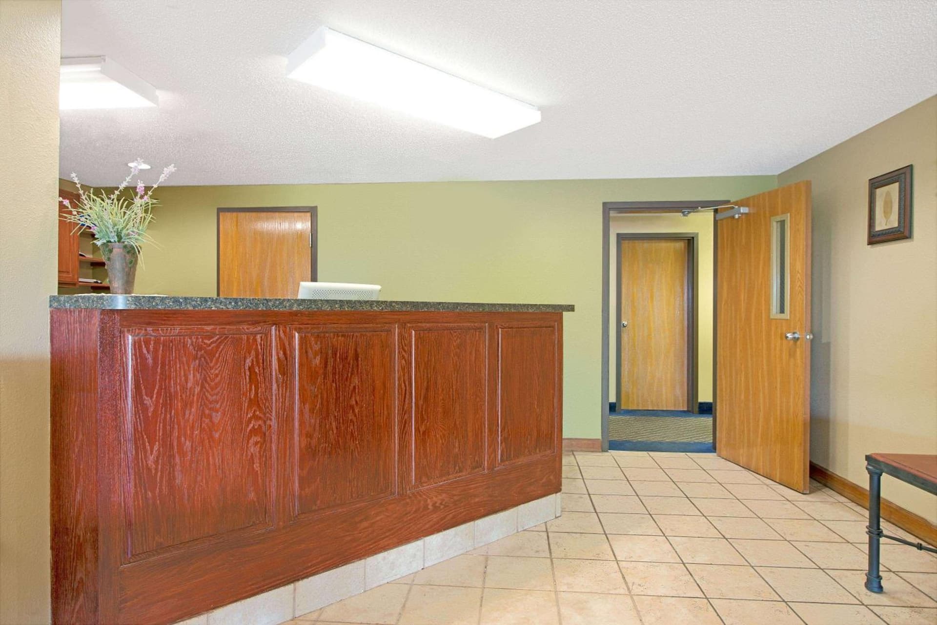 Super 8 by Wyndham St. Clair MO interior in Saint Clair, MO — gallery photo 2