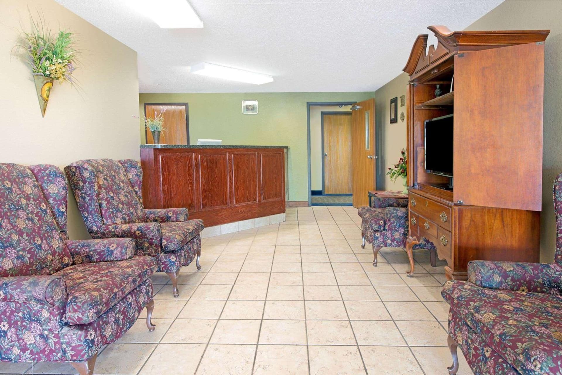 Super 8 by Wyndham St. Clair MO property views in Saint Clair, MO — gallery photo 3