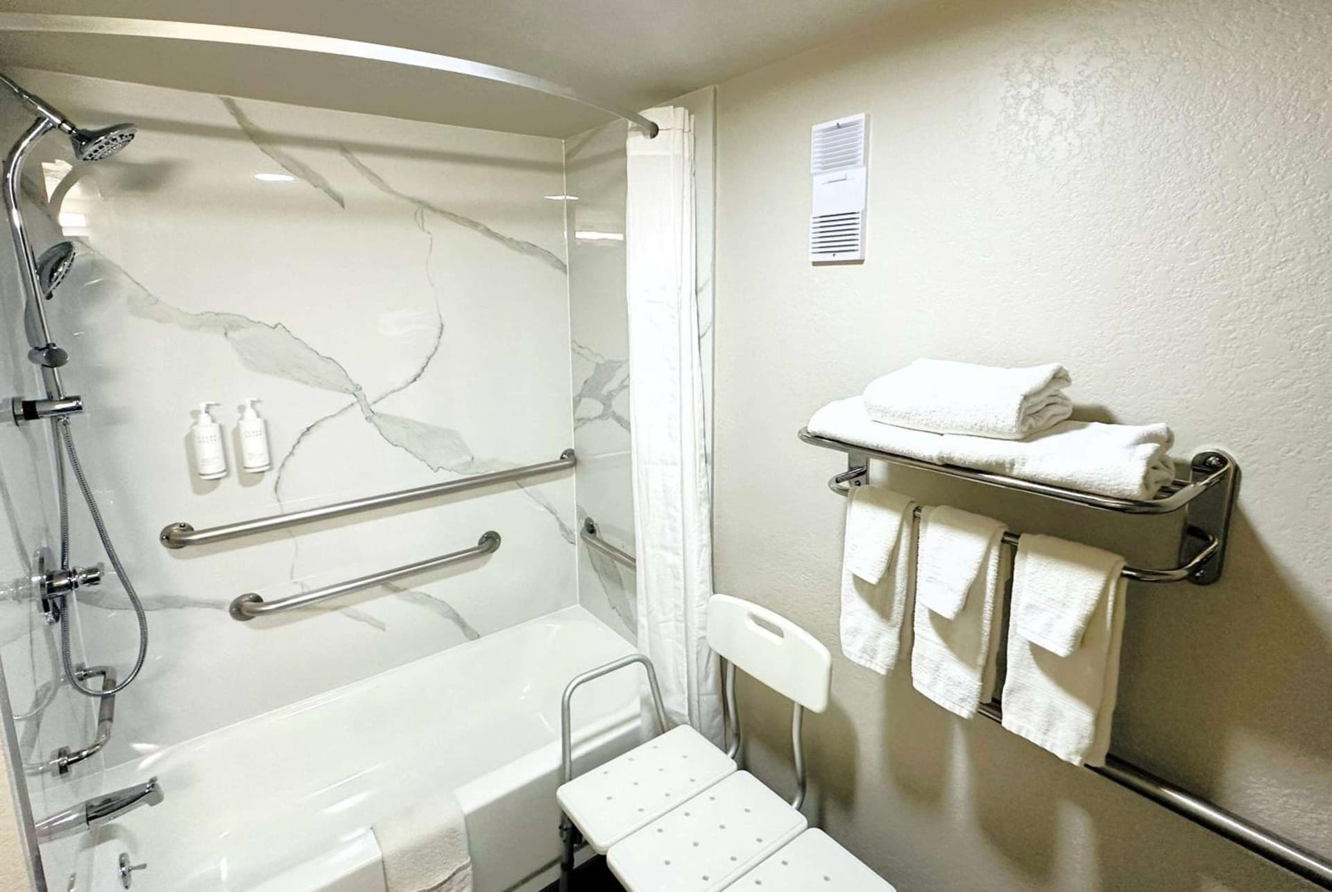 Days Inn by Wyndham Holland gallery photo in Holland, MI — image 24