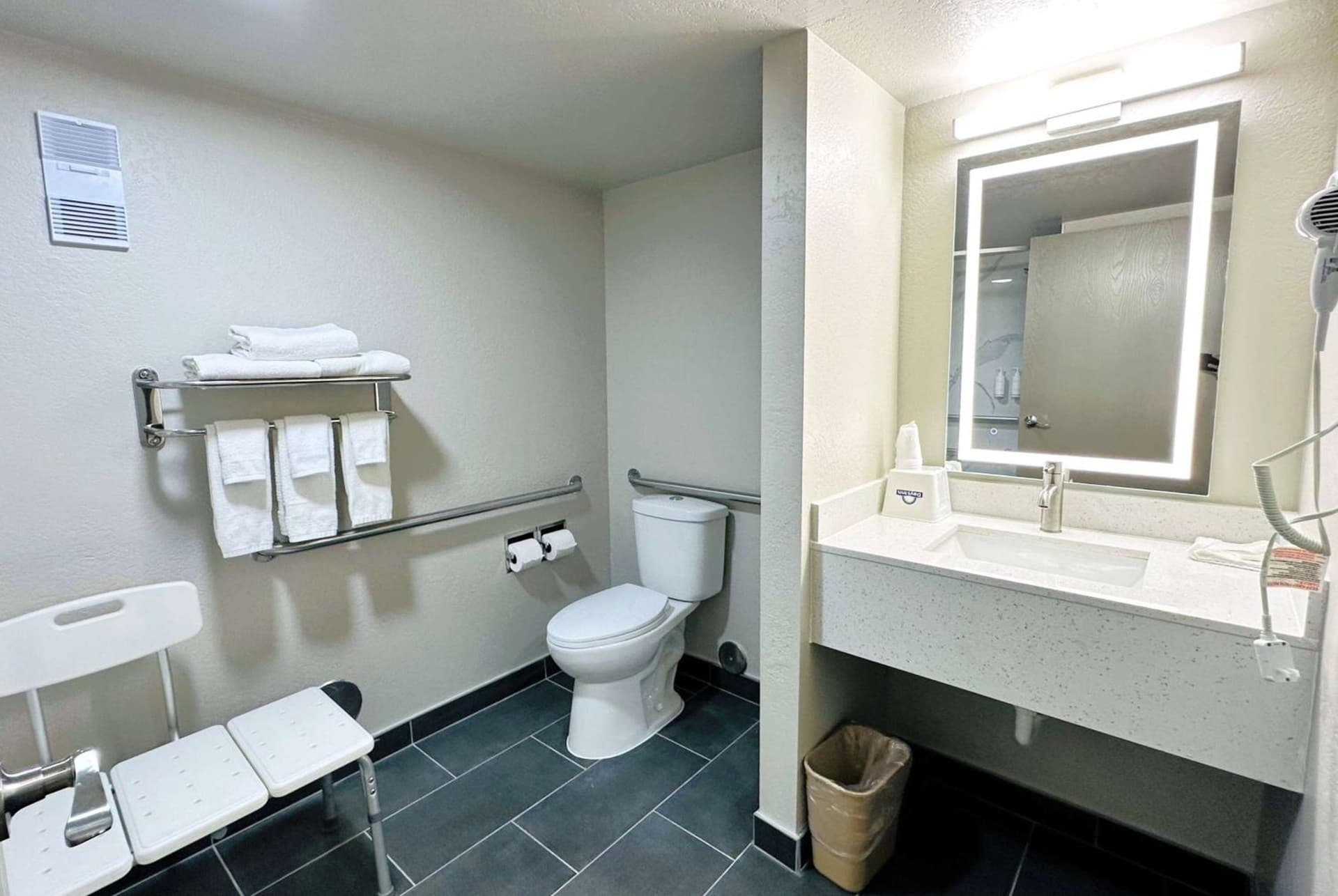 Days Inn by Wyndham Holland gallery photo in Holland, MI — image 4