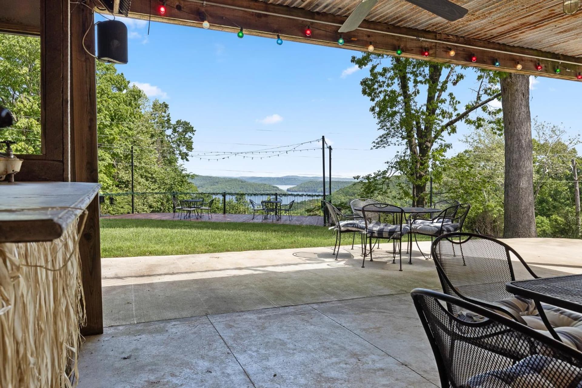 Roadrunner Inn and Log Cabins property views in Eureka Springs, AR — gallery photo 3
