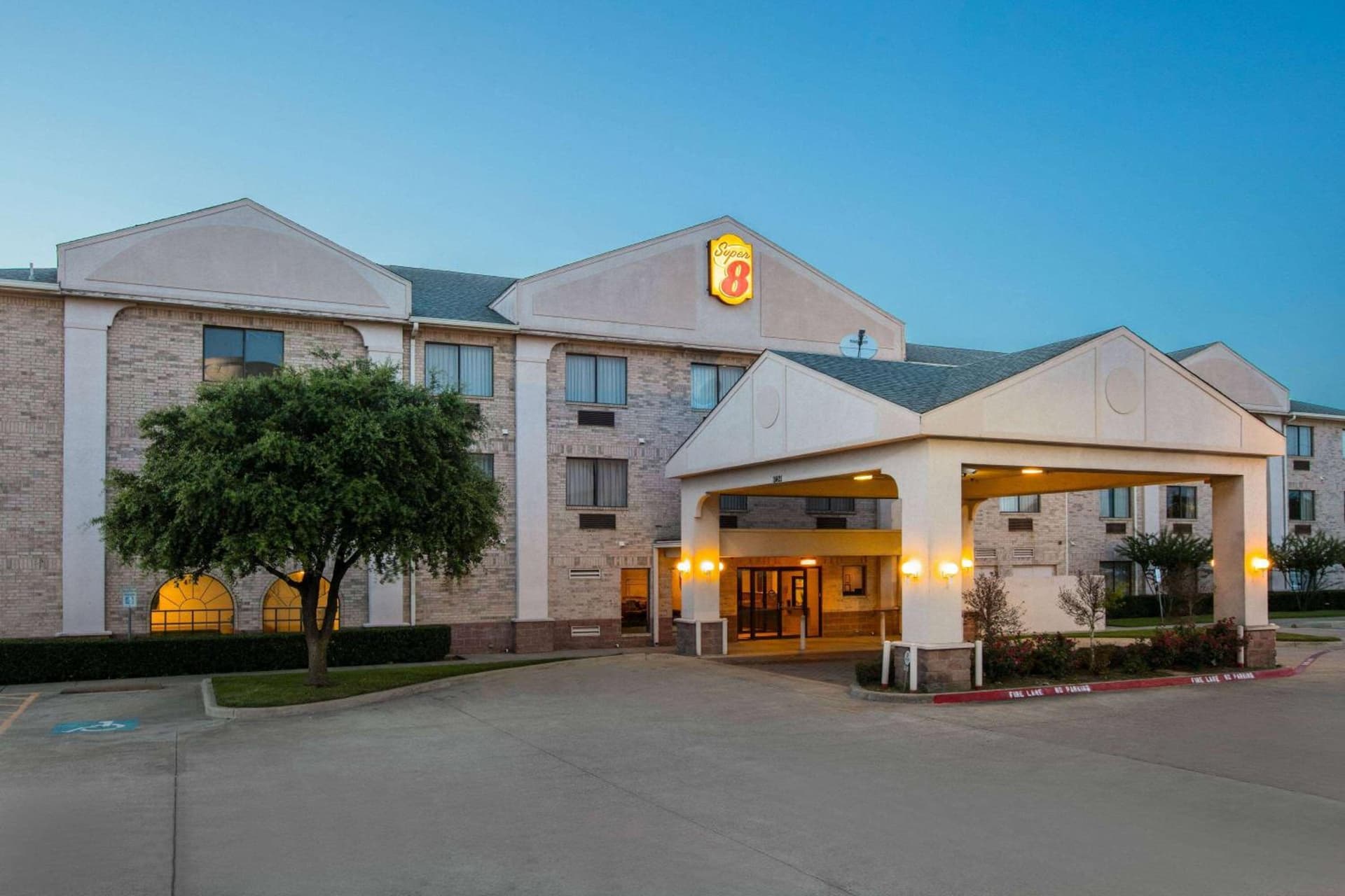 Super 8 by Wyndham Garland North Dallas Area interior in Garland, TX — gallery photo 2