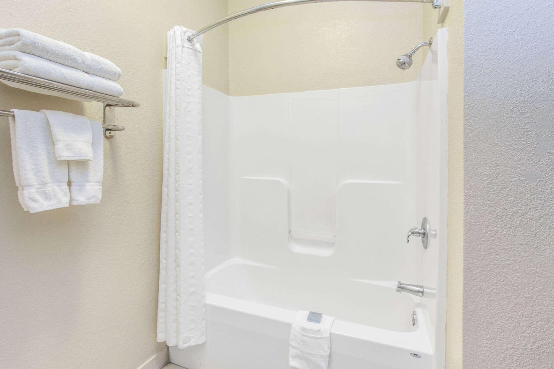 Hawthorn Extended Stay by Wyndham Bloomington gallery photo in Bloomington, IL — image 15