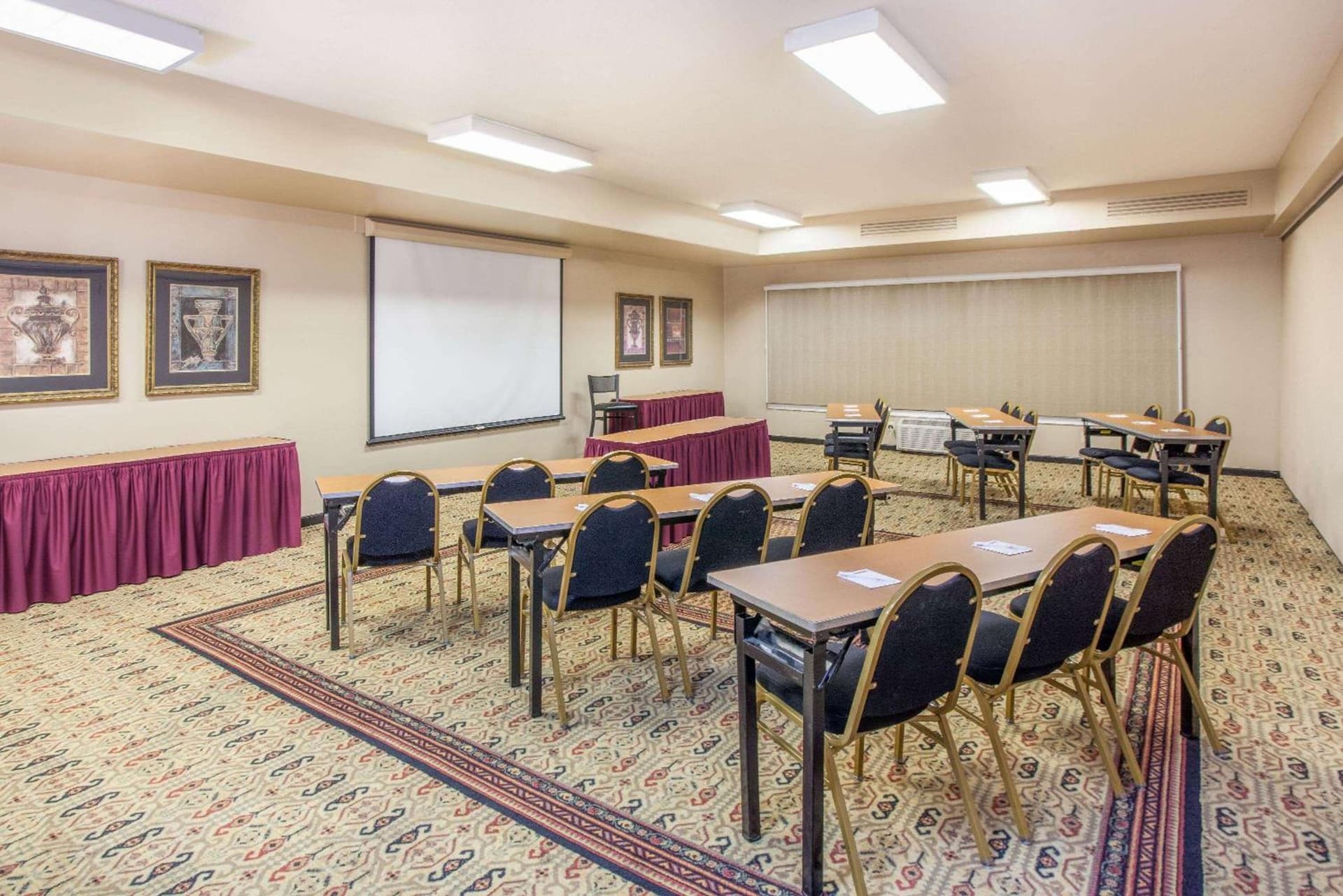Hawthorn Extended Stay by Wyndham Bloomington gallery photo in Bloomington, IL — image 7