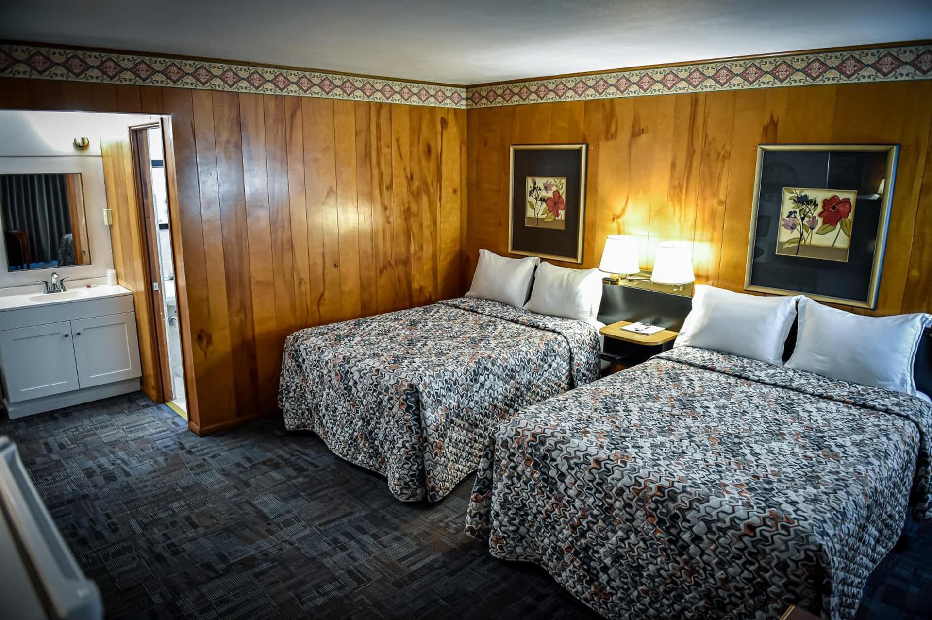Benton Motel property views in Benton, IL — gallery photo 3